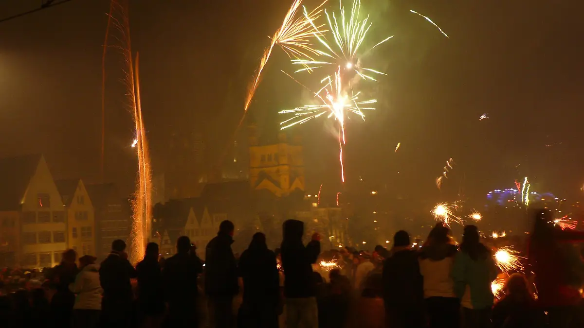 Tausende Menschen begrüßen das neue Jahr am Donnerstag (01.01.2009) auf der Deutzer Brücke in Köln mit einem großen Feuerwerk. Foto: Jörg Carstensen dpa/lnw +++(c) dpa - Bildfunk+++