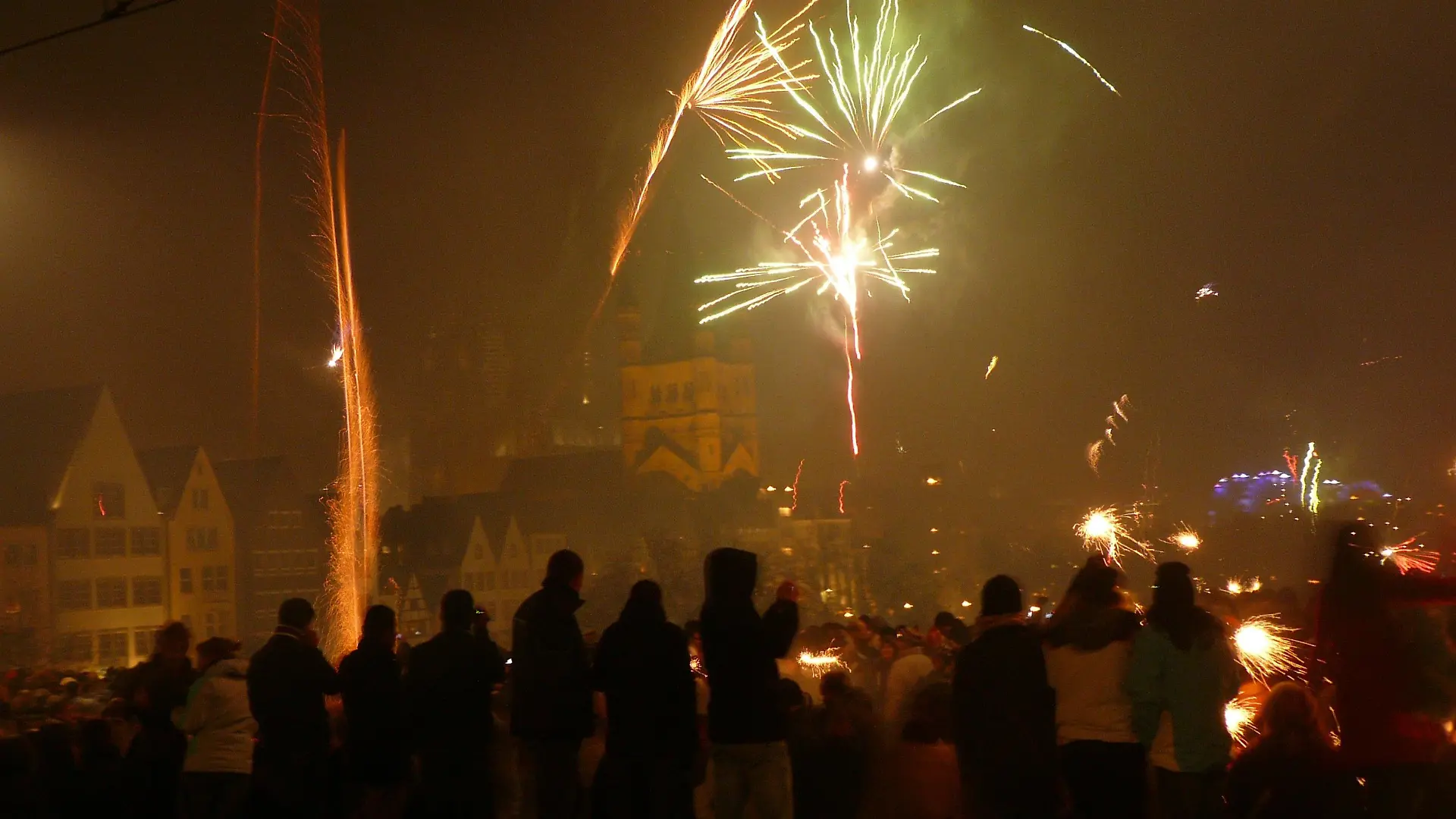 Tausende Menschen begrüßen das neue Jahr am Donnerstag (01.01.2009) auf der Deutzer Brücke in Köln mit einem großen Feuerwerk. Foto: Jörg Carstensen dpa/lnw +++(c) dpa - Bildfunk+++