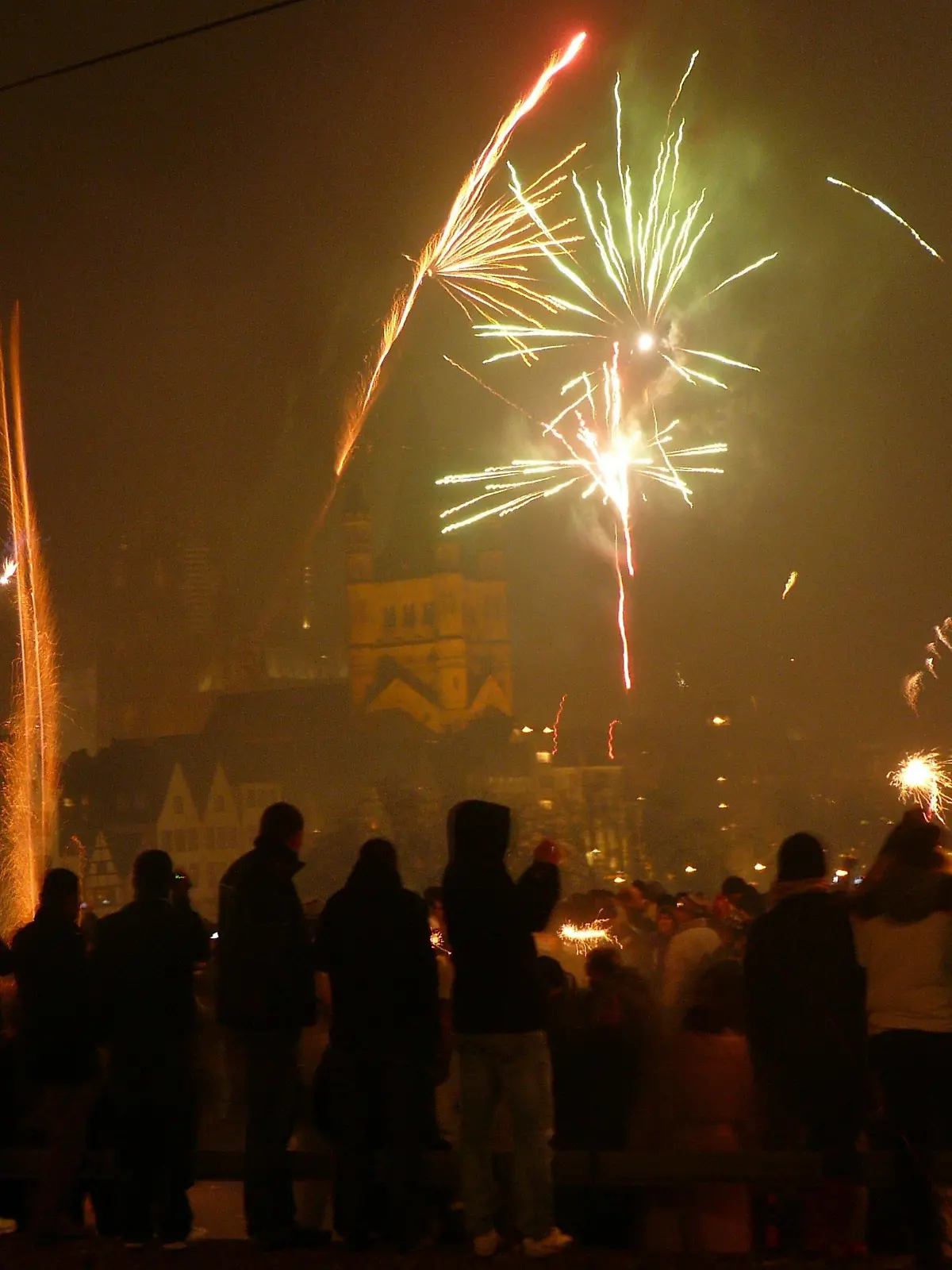 Tausende Menschen begrüßen das neue Jahr am Donnerstag (01.01.2009) auf der Deutzer Brücke in Köln mit einem großen Feuerwerk. Foto: Jörg Carstensen dpa/lnw +++(c) dpa - Bildfunk+++