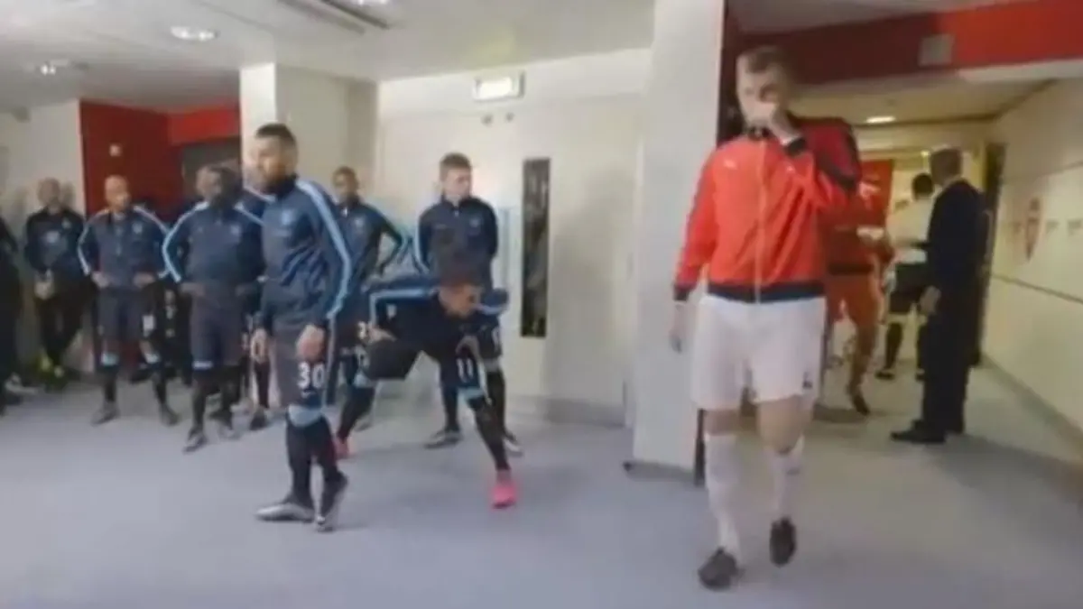 Per Mertesacker soll einem Einlaufkind einen Popel in die Haare geschmiert haben.