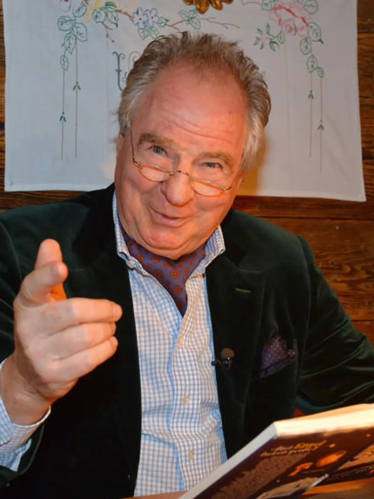 Schauspieler Friedrich von Thun bei den Dreharbeiten zur "Tiroler Bergweihnacht mit Zabine Kapfinger" (Ausstr.: 24.12, 20:15 Uhr, ORF2 und 25.12., 02:00 Uhr BR)
