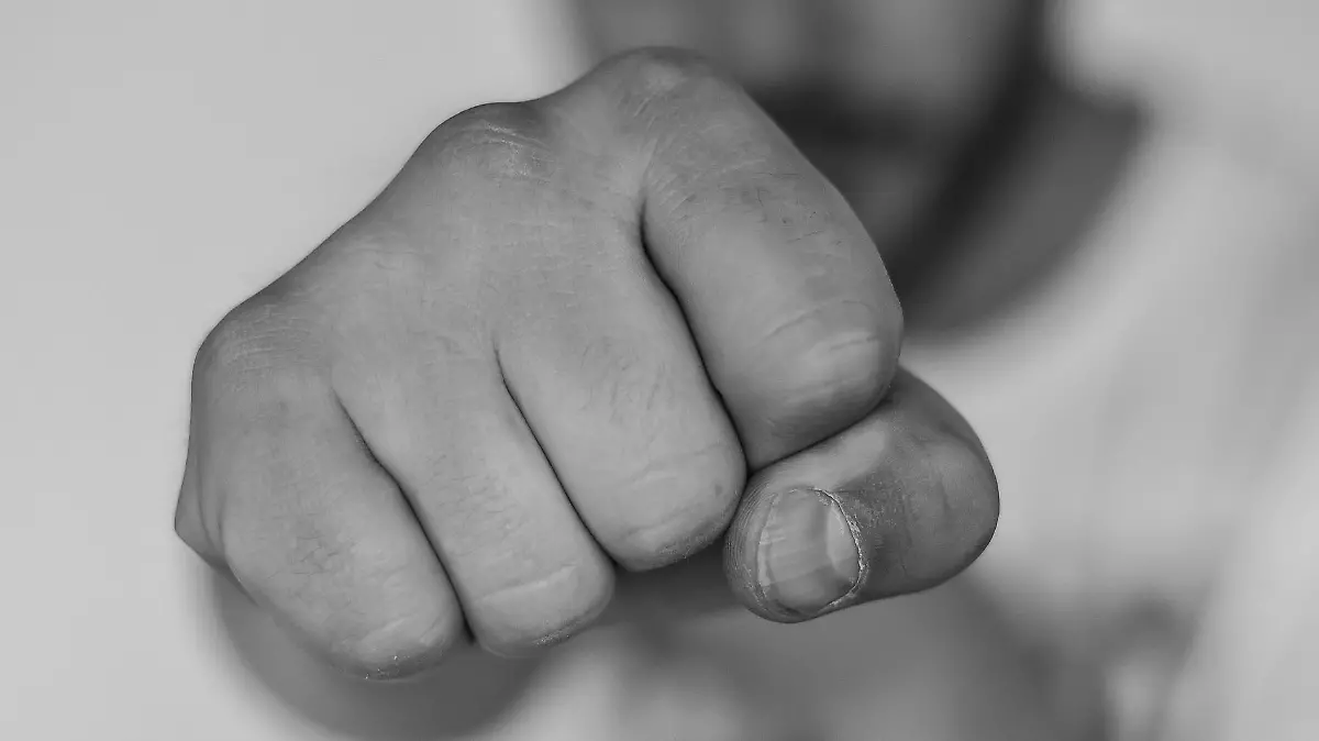 Das Trio entführt und verprügelt den 17-Jährigen. Sie wollen das Haus seiner Eltern ausrauben.