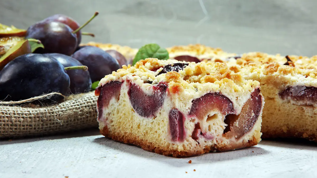 Die wohl beliebteste Variante Pflaumen zu verarbeiten ist der Pflaumen-Streuselkuchen.