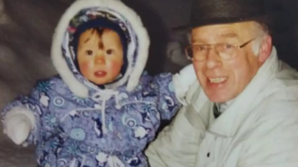 Opa Helmut und ich auf einem Waldspaziergang in den 1990er Jahren.