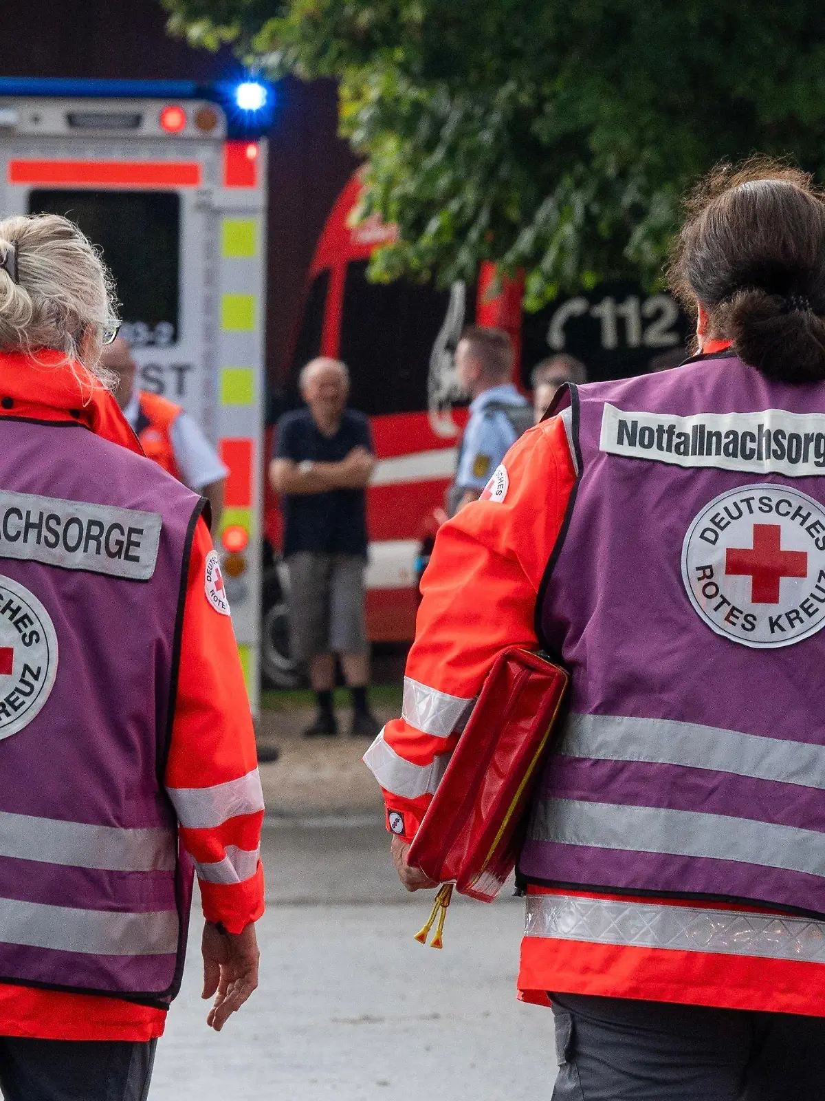 12.08.2023, Baden-Württemberg, Unterensingen: Notfallseelsorger gehen in der Nähe der Unglücksstelle. Beim Einschlag eines Blitzes in einen Baum sind sechs Menschen verletzt worden, drei davon lebensgefährlich. Sie hätten sich wohl am Samstag zum Schutz vor einem Gewitter unter den Baum in der Gemeinde Unterensingen südöstlich von Stuttgart gestellt, sagte ein Polizeisprecher. Foto: Sascha Baumann/All4foto.de/dpa +++ dpa-Bildfunk +++