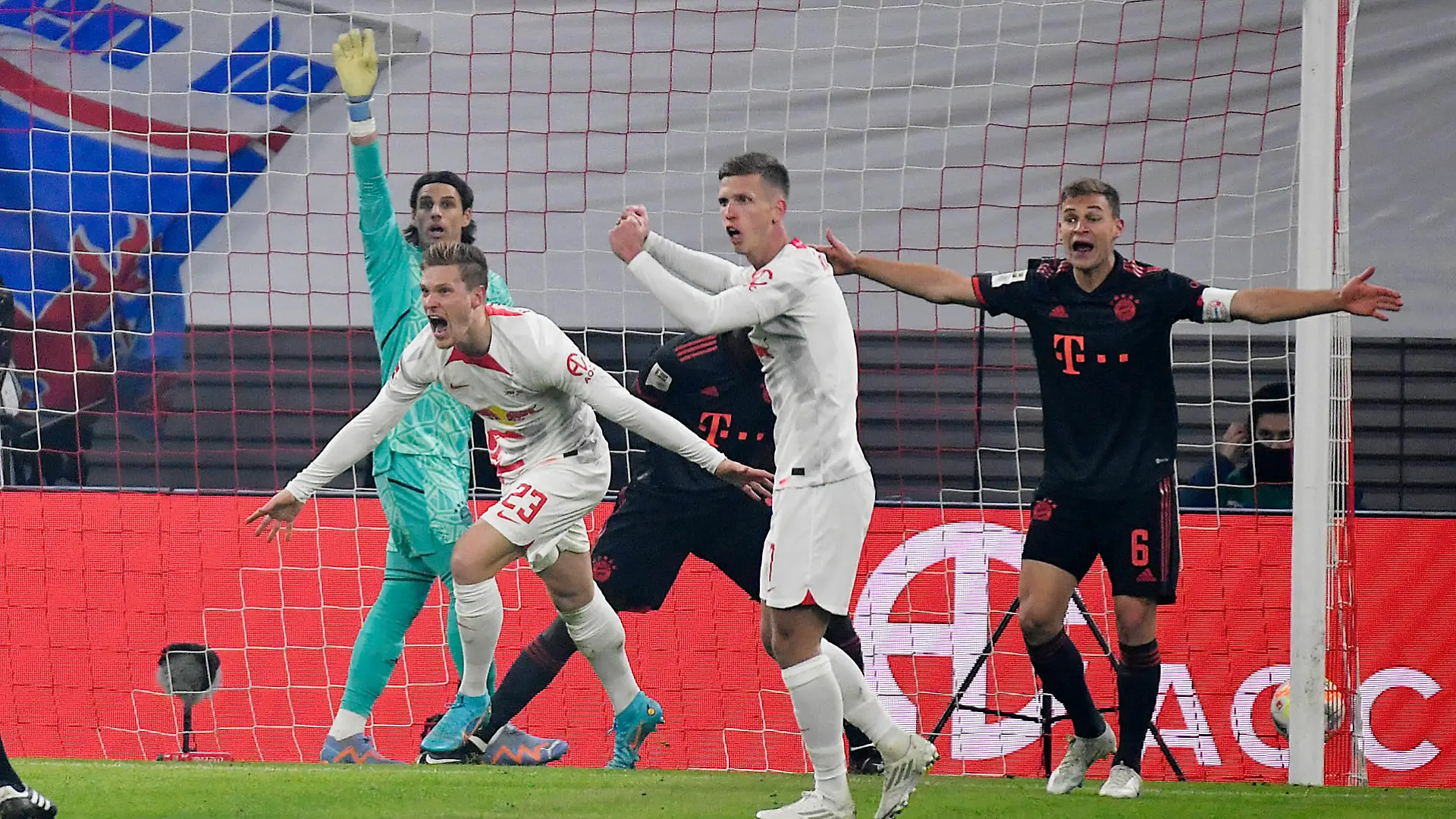 Fußball 1. Bundesliga, Saison 2022/2023, 16. Spieltag RB Leipzig vs.FC Bayern München 20.01.2023 Tor für RB Leipzig beim Spiel RB Leipzig gegen Bayern München 20.01.2023. Marcel Halstenberg Linker Verteidiger RB Leipzig, Rueckennummer 23, 23 Mitte drückt den Ball gegen Dayot Upamecano Innenverteidiger Bayern Muenchen, Rueckennummer 2, Joshua Kimmich Defensives Mittelfeld Bayern Muenchen, Rueckennummer 6 und Yann Sommer Torwart Bayern Muenchen, Rueckennummer 27 li. über die Linie und dreht jubelnd ab. Leipzig Sachsen Deutschland Red Bull Arena *** Soccer 1 Bundesliga, 2022 2023 season, 16 match day RB Leipzig vs FC Bayern Munich 20 01 2023 Goal for RB Leipzig in the match RB Leipzig vs Bayern Munich 20 01 2023 Marcel Halstenberg Left defender RB Leipzig, back number 23, 23 center pushes the ball against Dayot Upamecano central defender Bayern Muenchen, back number 2 , Joshua Kimmich defensive midfield Bayern Muenchen, back number 6 and Yann Sommer goalkeeper Bayern Muenchen, back number 27 li over the line and turns jubilant Leipzig Saxony Germany Red Bull Arena