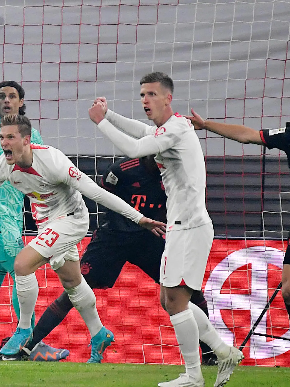 Fußball 1. Bundesliga, Saison 2022/2023, 16. Spieltag RB Leipzig vs.FC Bayern München 20.01.2023 Tor für RB Leipzig beim Spiel RB Leipzig gegen Bayern München 20.01.2023. Marcel Halstenberg Linker Verteidiger RB Leipzig, Rueckennummer 23, 23 Mitte drückt den Ball gegen Dayot Upamecano Innenverteidiger Bayern Muenchen, Rueckennummer 2, Joshua Kimmich Defensives Mittelfeld Bayern Muenchen, Rueckennummer 6 und Yann Sommer Torwart Bayern Muenchen, Rueckennummer 27 li. über die Linie und dreht jubelnd ab. Leipzig Sachsen Deutschland Red Bull Arena *** Soccer 1 Bundesliga, 2022 2023 season, 16 match day RB Leipzig vs FC Bayern Munich 20 01 2023 Goal for RB Leipzig in the match RB Leipzig vs Bayern Munich 20 01 2023 Marcel Halstenberg Left defender RB Leipzig, back number 23, 23 center pushes the ball against Dayot Upamecano central defender Bayern Muenchen, back number 2 , Joshua Kimmich defensive midfield Bayern Muenchen, back number 6 and Yann Sommer goalkeeper Bayern Muenchen, back number 27 li over the line and turns jubilant Leipzig Saxony Germany Red Bull Arena