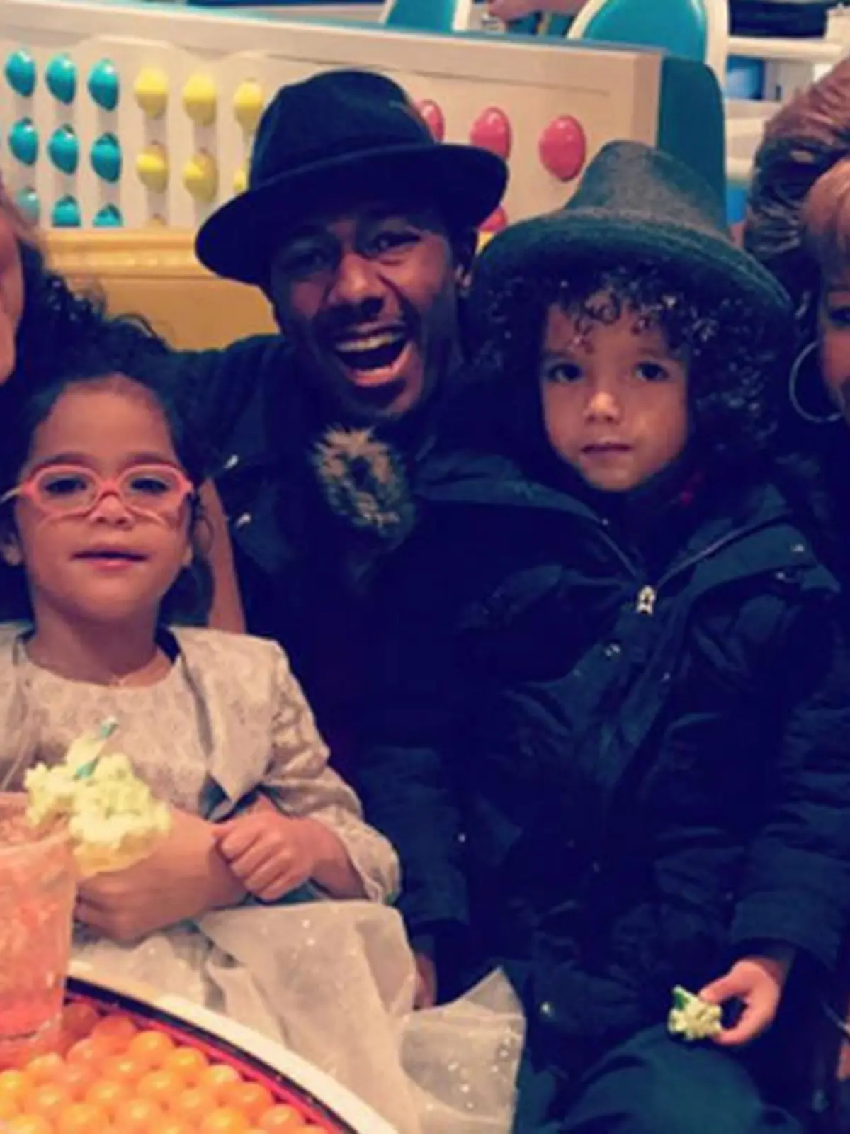 Happy Family: Mariah Carey und Nick Cannon mit ihren Zwillingen und deren Großmutter
