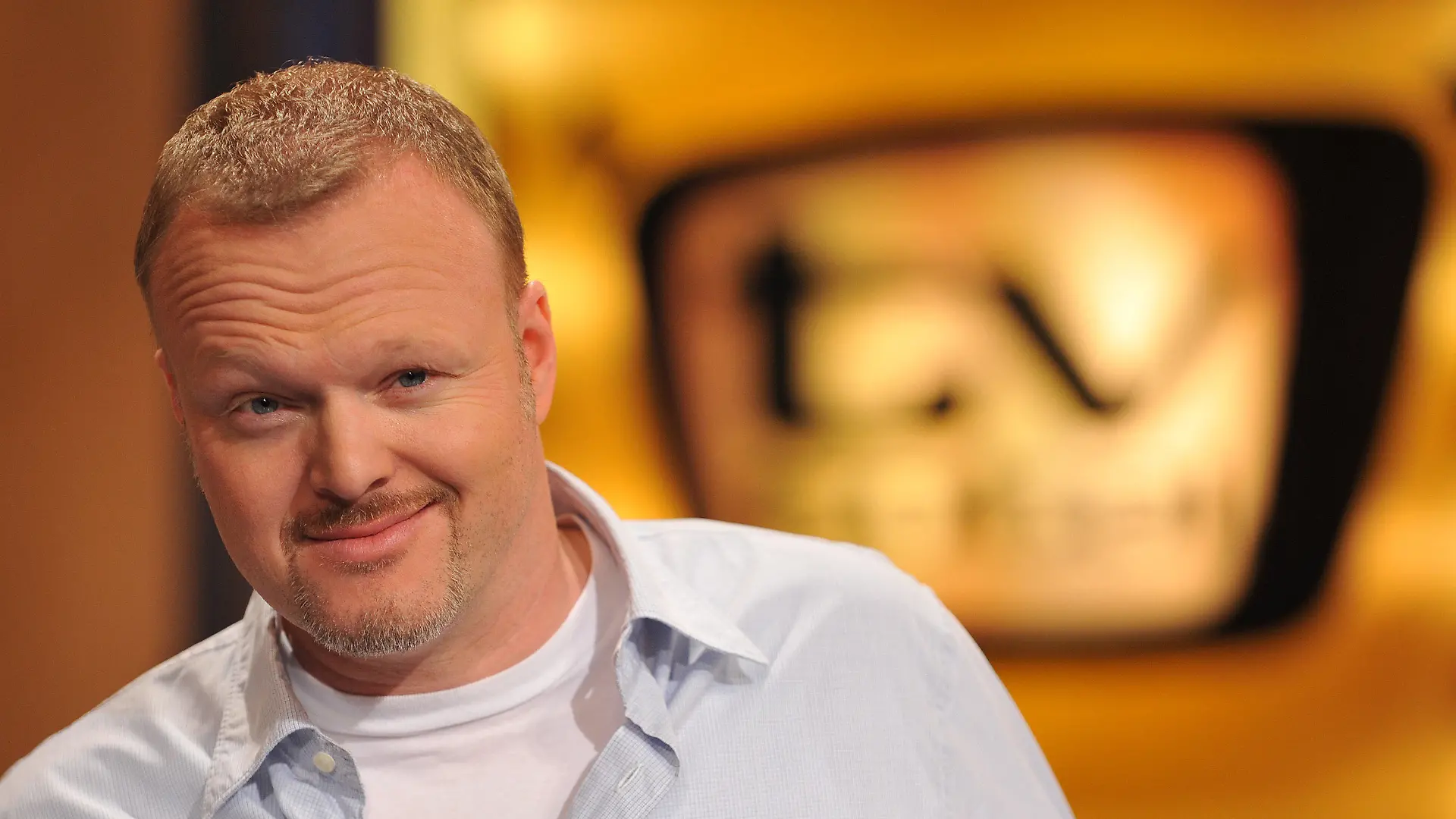 ARCHIV - Stefan Raab vor dem Logo der ProSieben-Sendung "TV total" (Archivfoto vom 24.09.2009). Foto: Jörg Carstensen (zu dpa "Stefan Raab beendet seine TV-Karriere" vom 17.06.2015) +++(c) dpa - Bildfunk+++