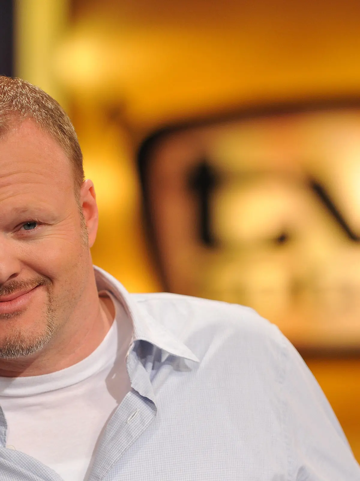 ARCHIV -  Stefan Raab vor dem Logo der ProSieben-Sendung "TV total" (Archivfoto vom 24.09.2009). Foto: Jörg Carstensen (zu dpa "Stefan Raab beendet seine TV-Karriere" vom 17.06.2015) +++(c) dpa - Bildfunk+++