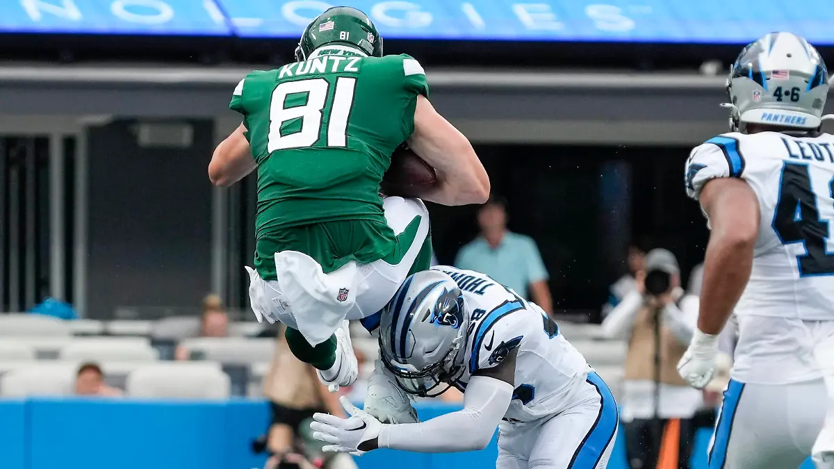 NFL, American Football Herren, USA Preseason-New York Jets at Carolina Panthers Aug 12, 2023 Charlotte, North Carolina, USA New York Jets tight end Zack Kuntz 81 tries to leap over Carolina Panthers linebacker Jordan Thomas 48 during the second half at Bank of America Stadium. Charlotte Bank of America Stadium North Carolina USA, EDITORIAL USE ONLY PUBLICATIONxINxGERxSUIxAUTxONLY Copyright: xJimxDedmonx 20230812_neb_db2_017