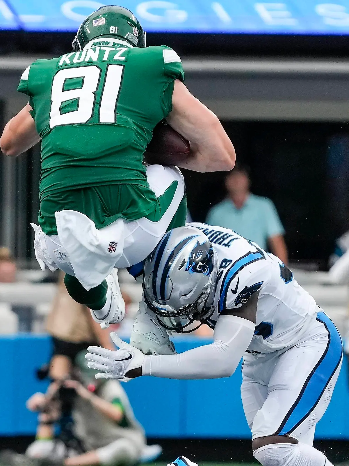 NFL, American Football Herren, USA Preseason-New York Jets at Carolina Panthers Aug 12, 2023 Charlotte, North Carolina, USA New York Jets tight end Zack Kuntz 81 tries to leap over Carolina Panthers linebacker Jordan Thomas 48 during the second half at Bank of America Stadium. Charlotte Bank of America Stadium North Carolina USA, EDITORIAL USE ONLY PUBLICATIONxINxGERxSUIxAUTxONLY Copyright: xJimxDedmonx 20230812_neb_db2_017