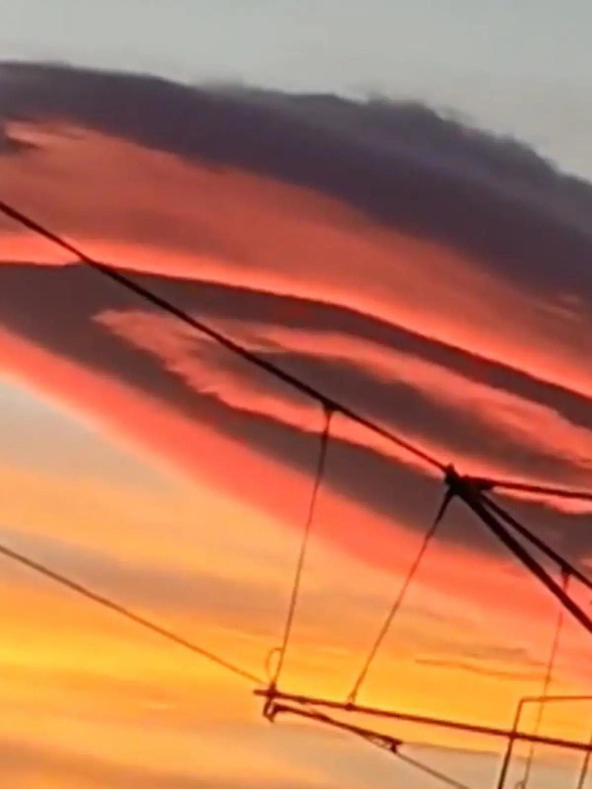 In den sozialen Medien wurde über dieses seltene Phänomen gerätselt. Und nein, es ist kein UFO sondern eine sogenannte Föhnwolke. Knapp eine Stunde lang konnte das Naturphänomen über der türkischen Provinz Bursa beobachtet werden.