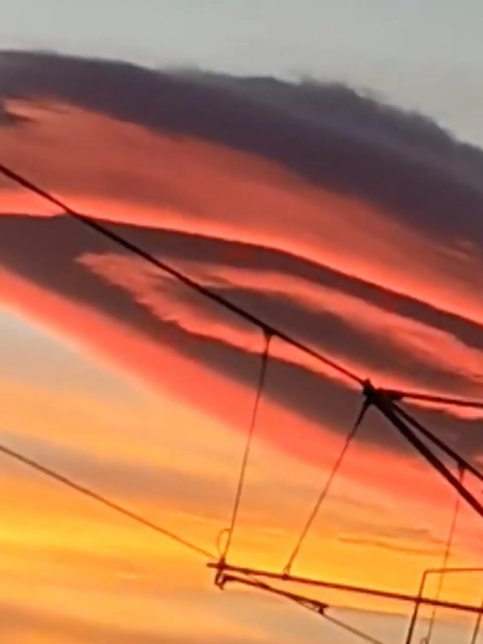 In den sozialen Medien wurde über dieses seltene Phänomen gerätselt. Und nein, es ist kein UFO sondern eine sogenannte Föhnwolke. Knapp eine Stunde lang konnte das Naturphänomen über der türkischen Provinz Bursa beobachtet werden.
