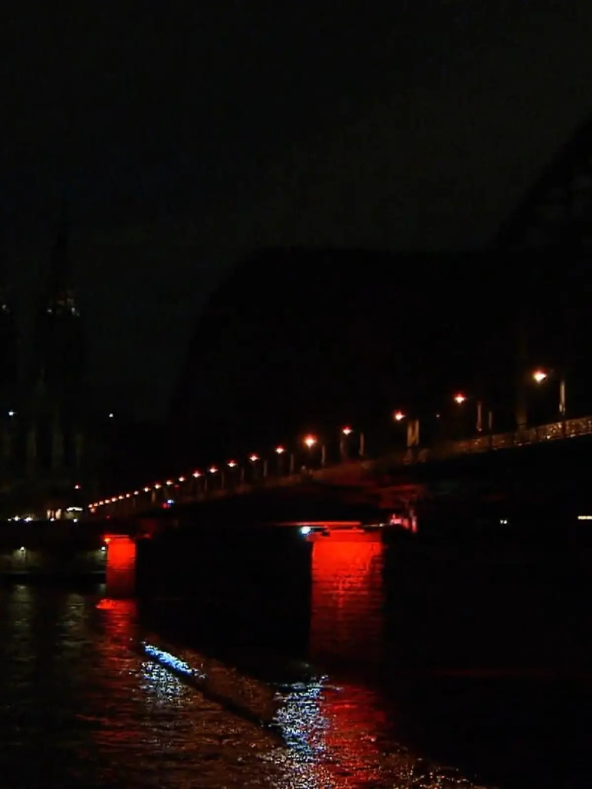 Bild zu: "Kölner Dom bleibt dunkel"