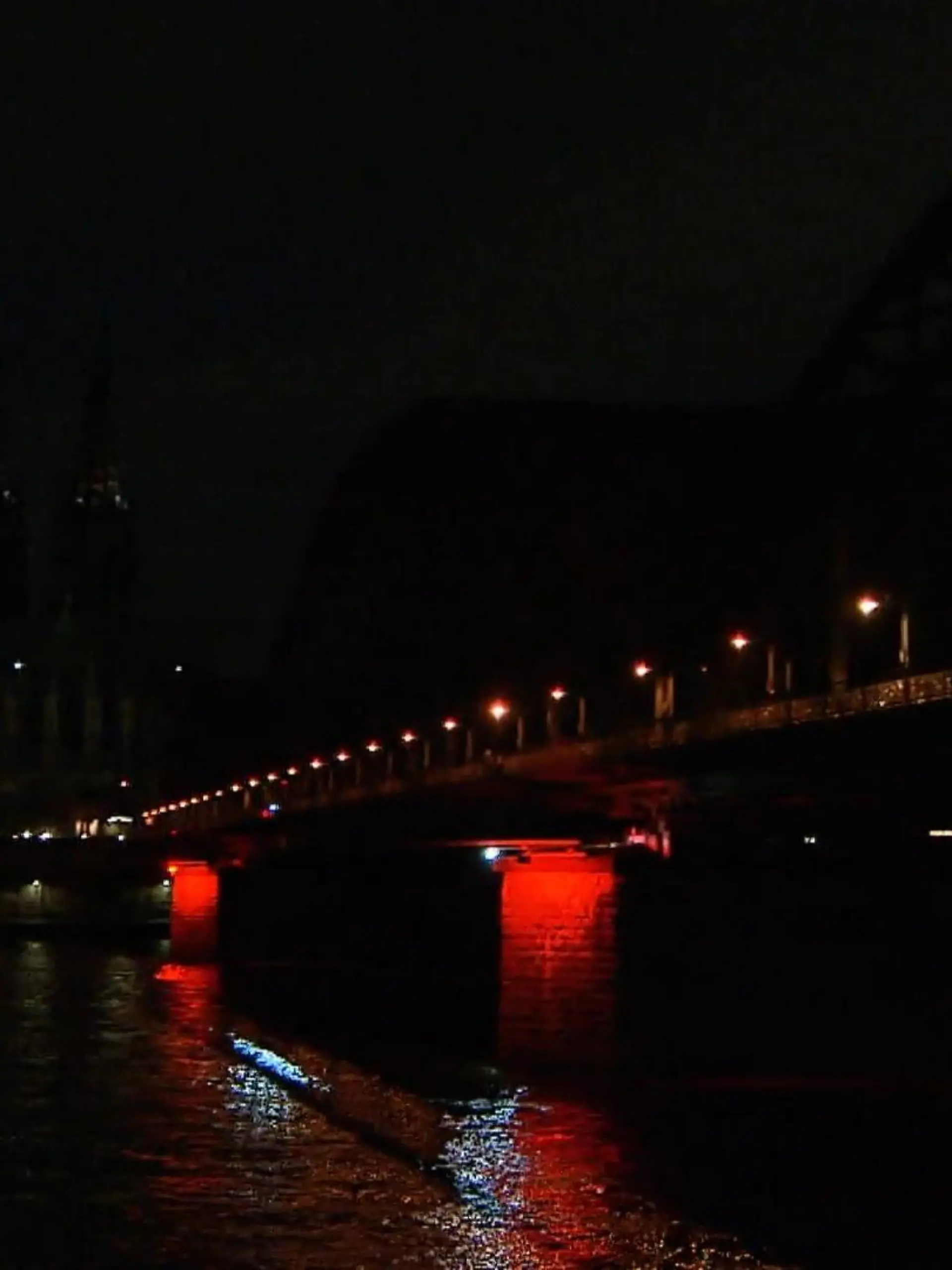 Bild zu: "Kölner Dom bleibt dunkel"