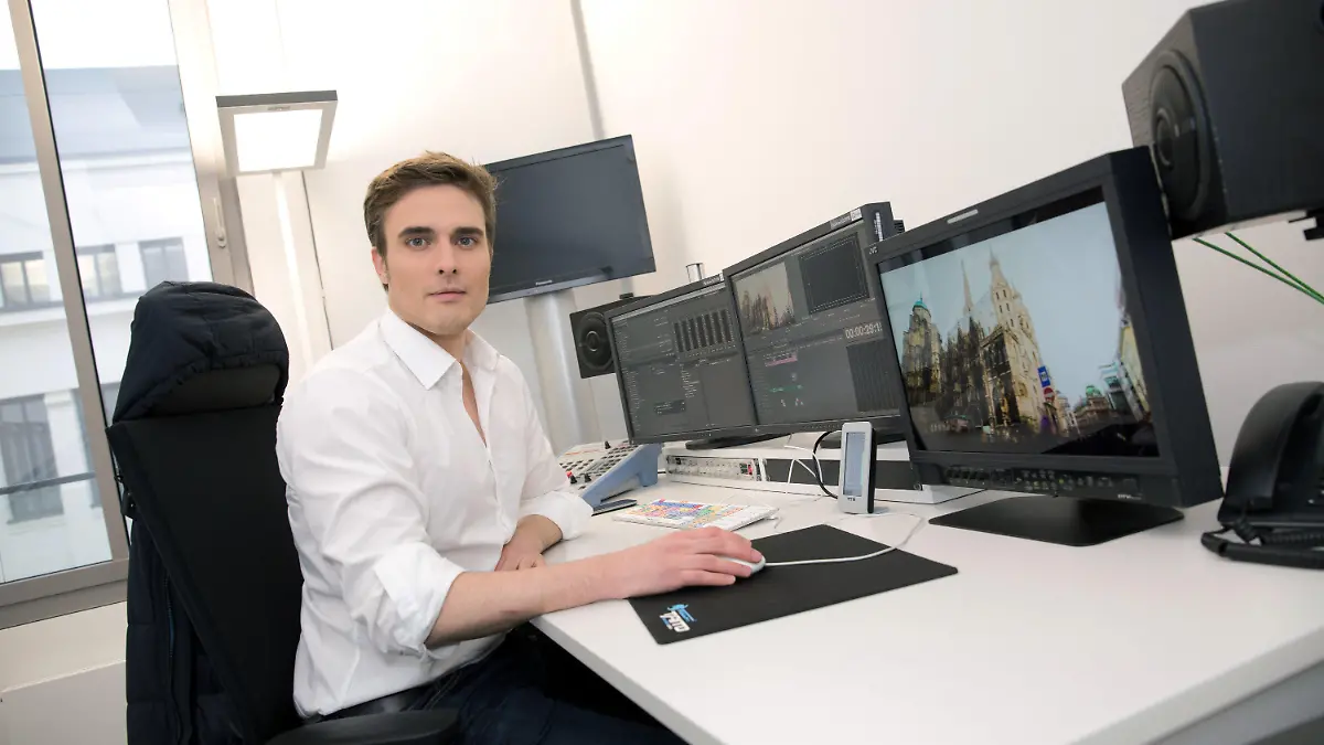 Der Moderator und Journalist, Constantin Schreiber, posiert im Rahmen von Dreharbeiten für die arabische Nachrichtensendung "Marhaba - Ankommen in Deutschland" am 25.11.2015 in Berlin an seinem Schreibtisch.  Foto: Jörg Carstensen  (zu dpa-KORR "Nachrichten auf Arabisch - Wie Medien Flüchtlinge erreichen wollen" vom 06.12.2015) +++(c) dpa - Bildfunk+++