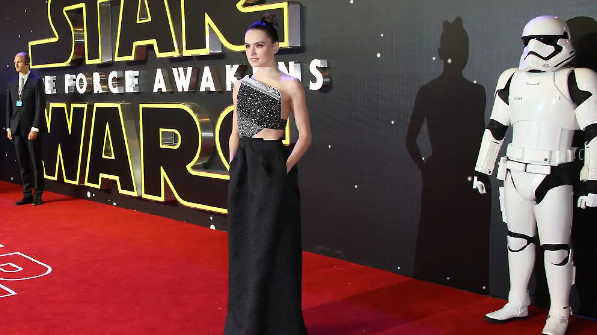 Daisy Ridley wird in London von einem Stormtrooper bewacht