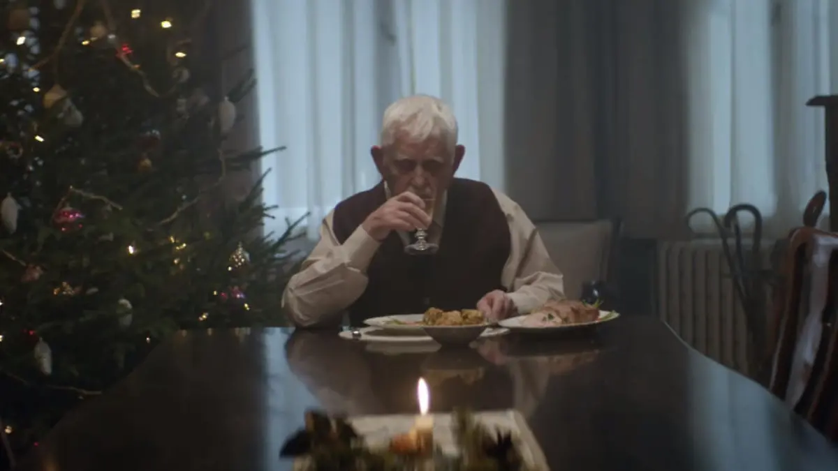 Bei Schauspieler Arthur Nightingale geht es Weihnachten deutlich fröhlicher zu als in seinem Werbespot