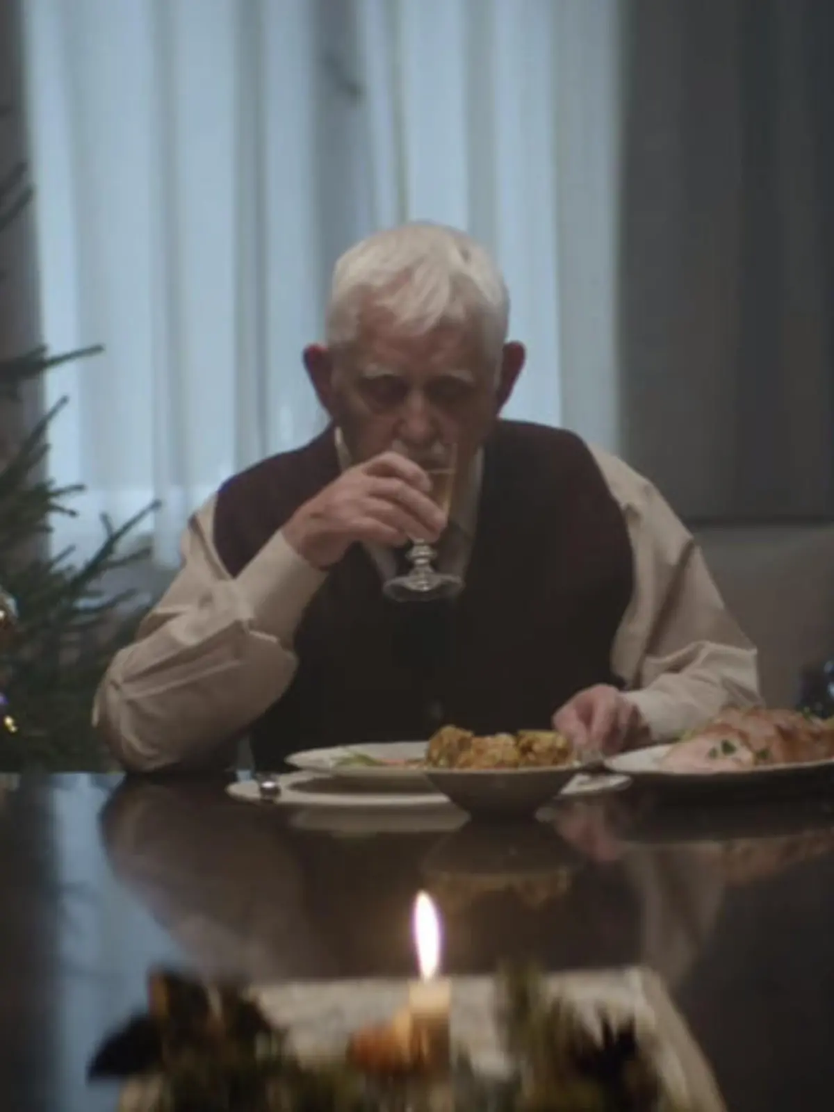 Bei Schauspieler Arthur Nightingale geht es Weihnachten deutlich fröhlicher zu als in seinem Werbespot