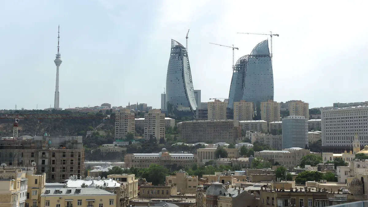 ARCHIV - Blick auf Baku, die Hauptstadt von Aserbaidschan, aufgenommen am 07.06.2011. Foto: Marcus Brandt/dpa (zu dpa-Meldung: «Aserbaidschan unterzeichnet Vertrag für Formel-1-Rennen ab 2016» vom 25.07.2014) +++(c) dpa - Bildfunk+++