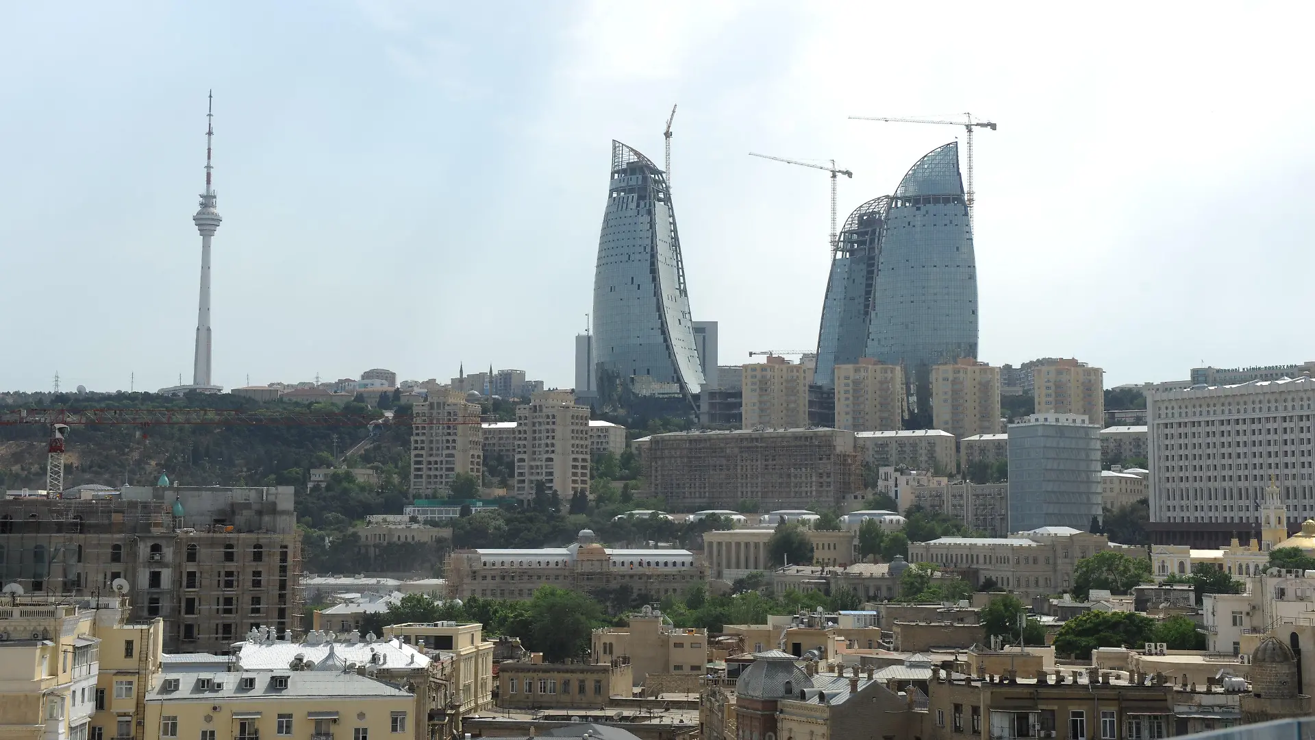 ARCHIV - Blick auf Baku, die Hauptstadt von Aserbaidschan, aufgenommen am 07.06.2011. Foto: Marcus Brandt/dpa (zu dpa-Meldung: «Aserbaidschan unterzeichnet Vertrag für Formel-1-Rennen ab 2016» vom 25.07.2014) +++(c) dpa - Bildfunk+++