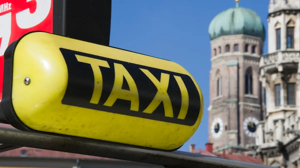 Ein Taxi steht am Donnerstag (06.10.2011) vor den Türmen der Frauenkirche in der Innenstadt von München (Oberbayern). In 22 europäischen Großstädten hat der ADAC Taxifahrer und ihre Fahrzeuge getestet. Dabei ging es um Kriterien wie Zustand der Taxis, die Preisgestaltung und die Hilfsbereitschaft der Fahrer. Die Münchner "Taxler" haben bei dem Test hinter Barcelona den zweiten Platz belegt. Foto: Peter Kneffel dpa/lby +++(c) dpa - Bildfunk+++