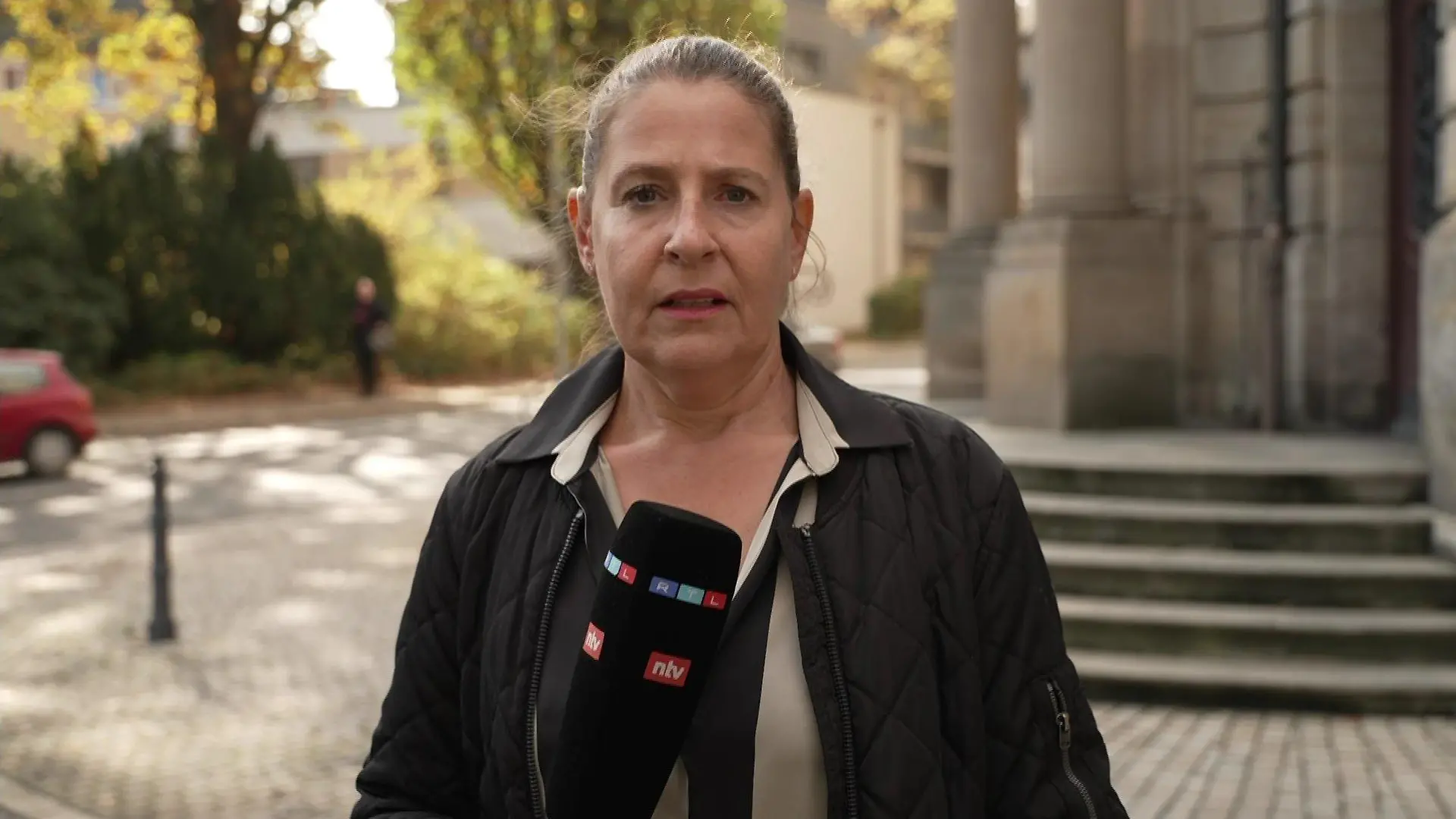 RTL-Reporterin Michaela Johannsen beim Prozessauftakt vor dem Landgericht Bayreuth