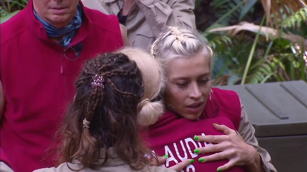 Verena Kerth ist die erste Kandidatin, die das Dschungelcamp verlassen und sich schweren Herzens von den anderen Stars verabschieden muss.