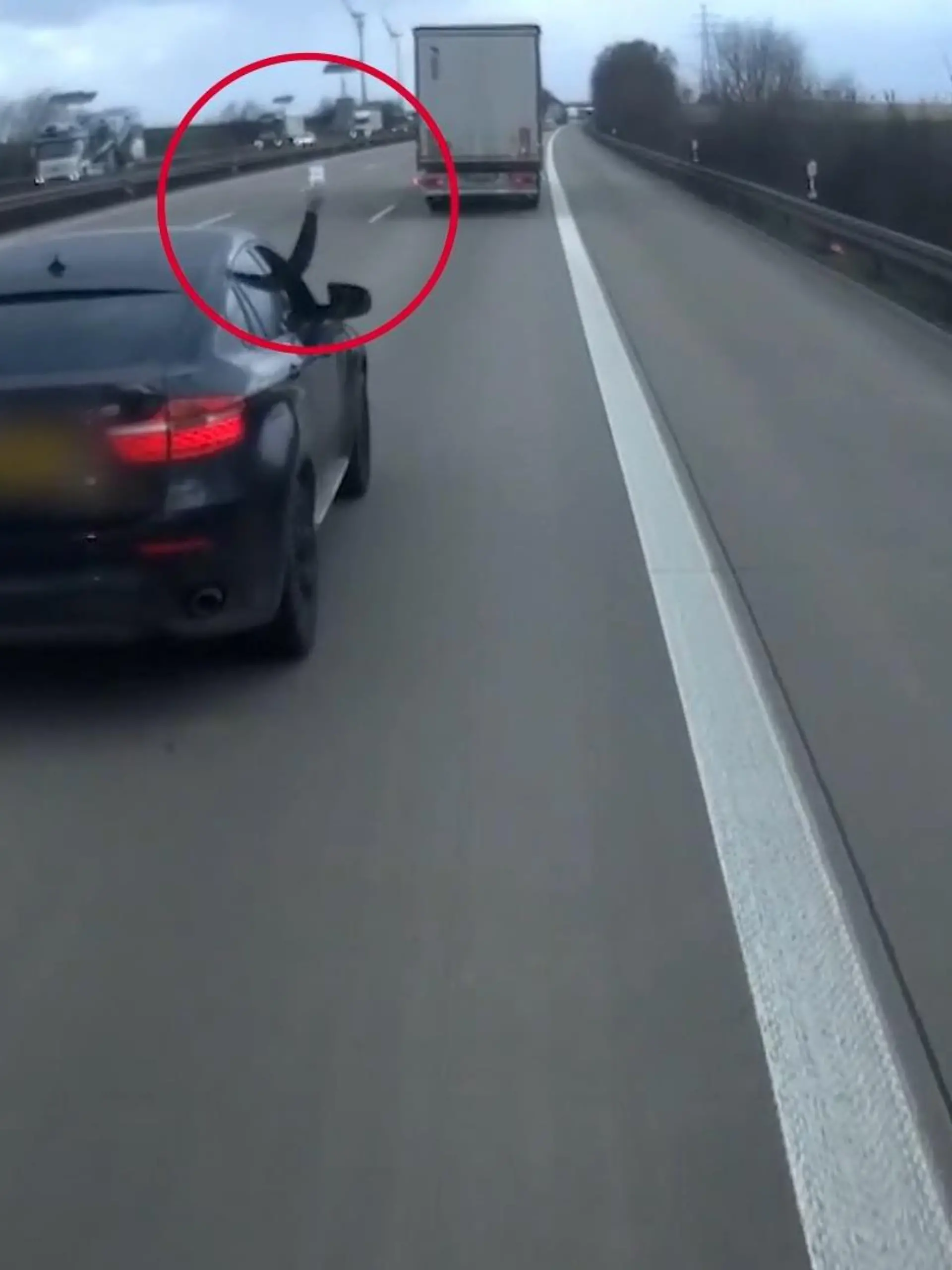 In der Nähe von Hannover ist es zu einem gefährlichen Vorfall gekommen: Ein BMW-Fahrer mit britischem Kennzeichen hat insgesamt vier Wasserflaschen nach hinten geworfen. Erst überholte er den LKW, bremst ihn aus und hindert ihn am Vorbeifahren. Als der Lastwagen auf knapp 20 km/h heruntergebremst wurde, flogen die Flaschen. Die unglaublichen Szenen im Video.