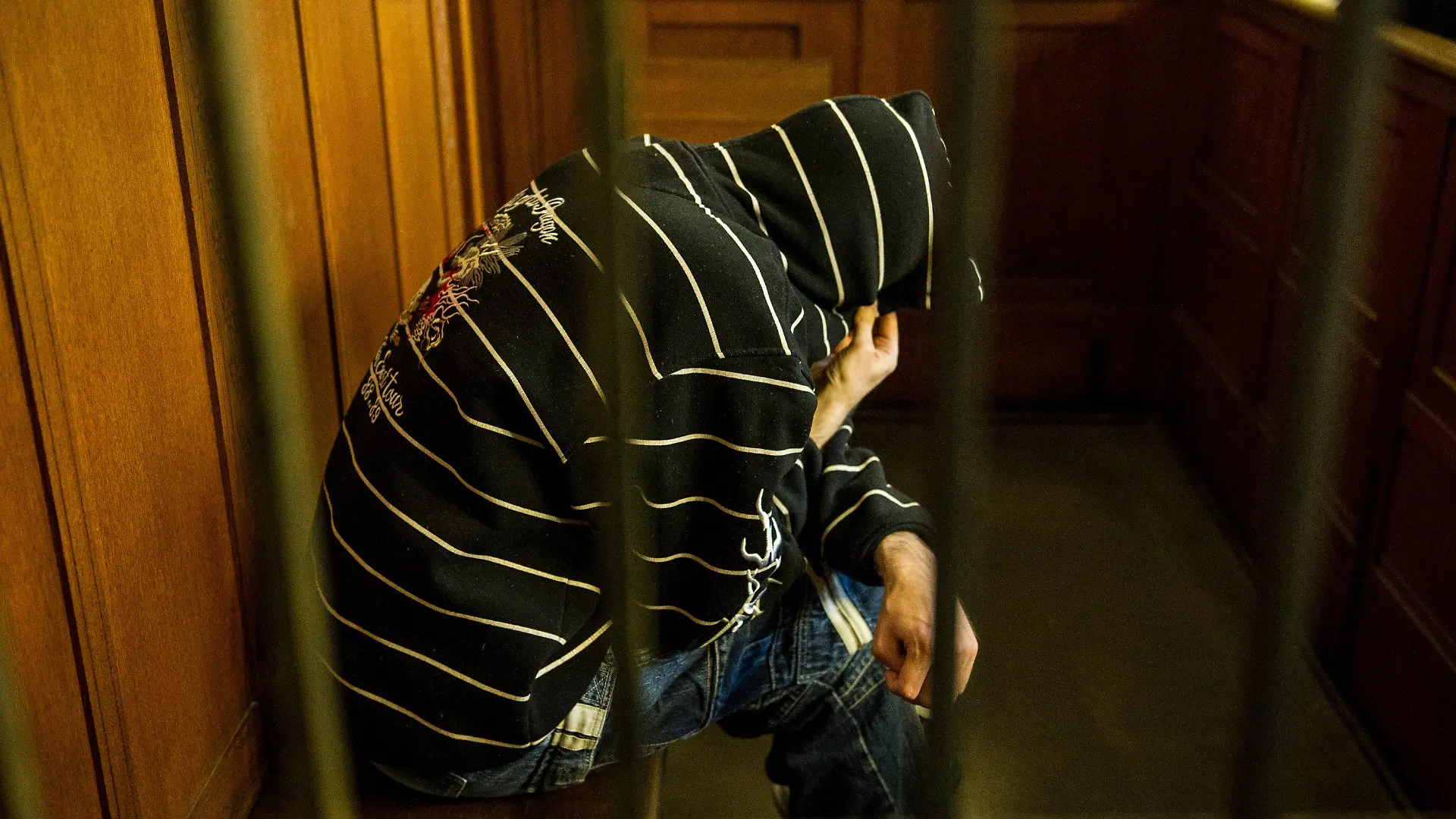 ARCHIV - Der wegen Mordes angeklagte David G. sitzt am 12.11.2015 in Berlin auf einer Anklagebank im Landgericht. Der 31 Jahre alte Mann soll die 18-jährige Hanna K. in Kaulsdorf auf ihrem Weg nach Hause verfolgt, von hinten attackiert und erwürgt haben. Foto: Paul Zinken/dpa (zu dpa «Urteil im Fall Hanna K. erwartet" vom 09.12.2015) +++(c) dpa - Bildfunk+++