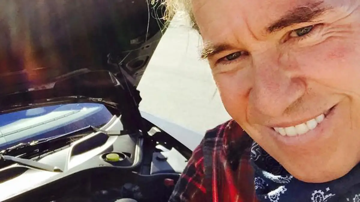 Val Kilmer geht nicht mehr ohne Halstuch aus dem Haus