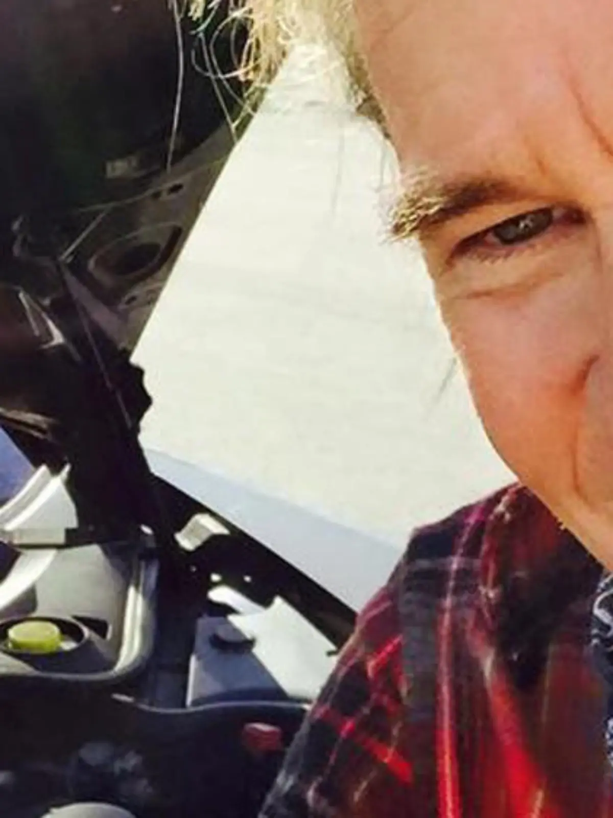 Val Kilmer geht nicht mehr ohne Halstuch aus dem Haus