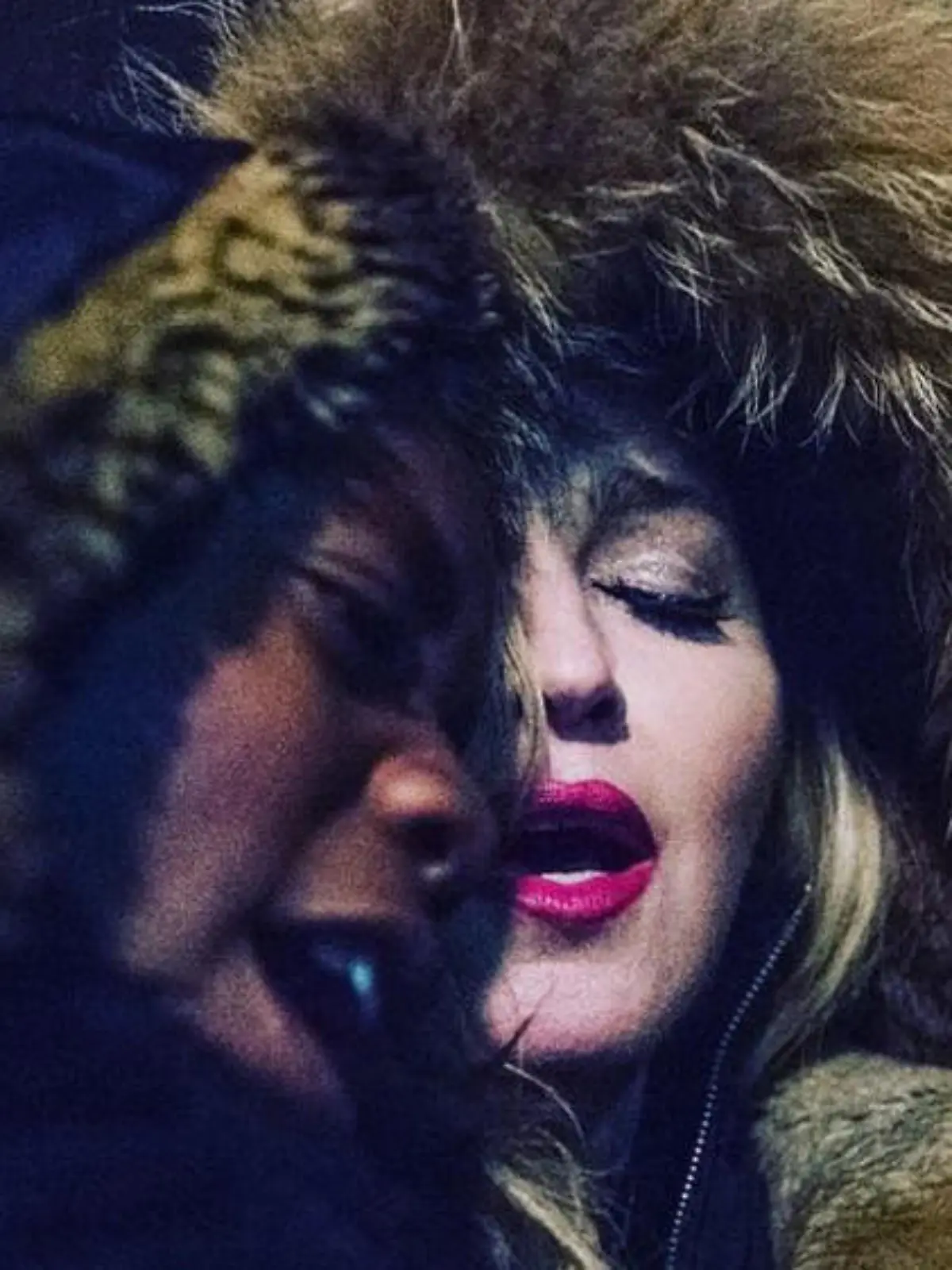 Madonna singt mit Sohn David auf dem Place de la République