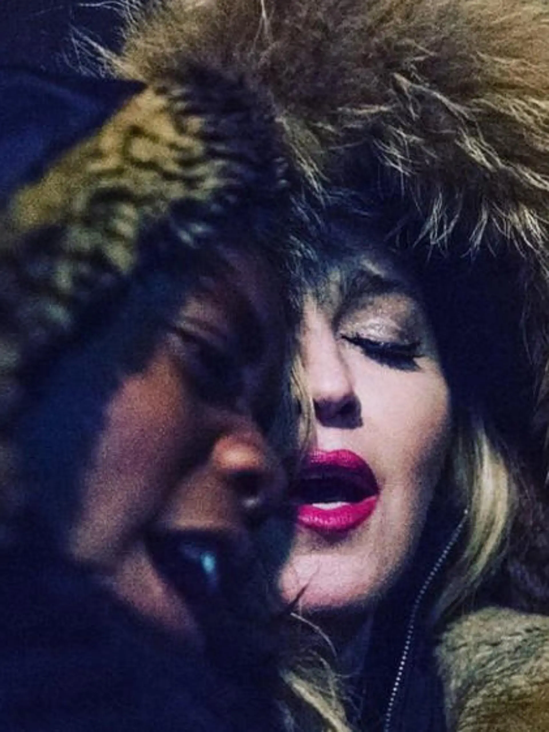 Madonna singt mit Sohn David auf dem Place de la République