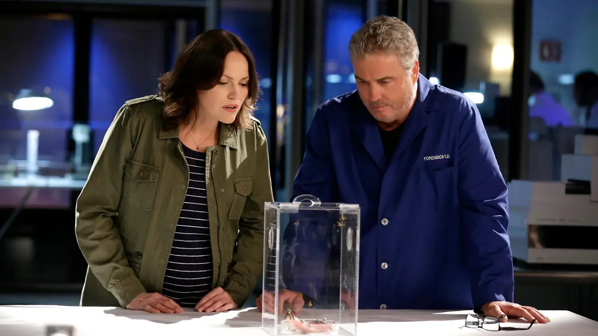Sara (Jorja Fox) ist fasziniert davon, wie Gil (William Petersen) sich den Orientierungssinn der Bienen zu Nutze machen will, um den gesuchten Attentäter ausfindig zu machen.