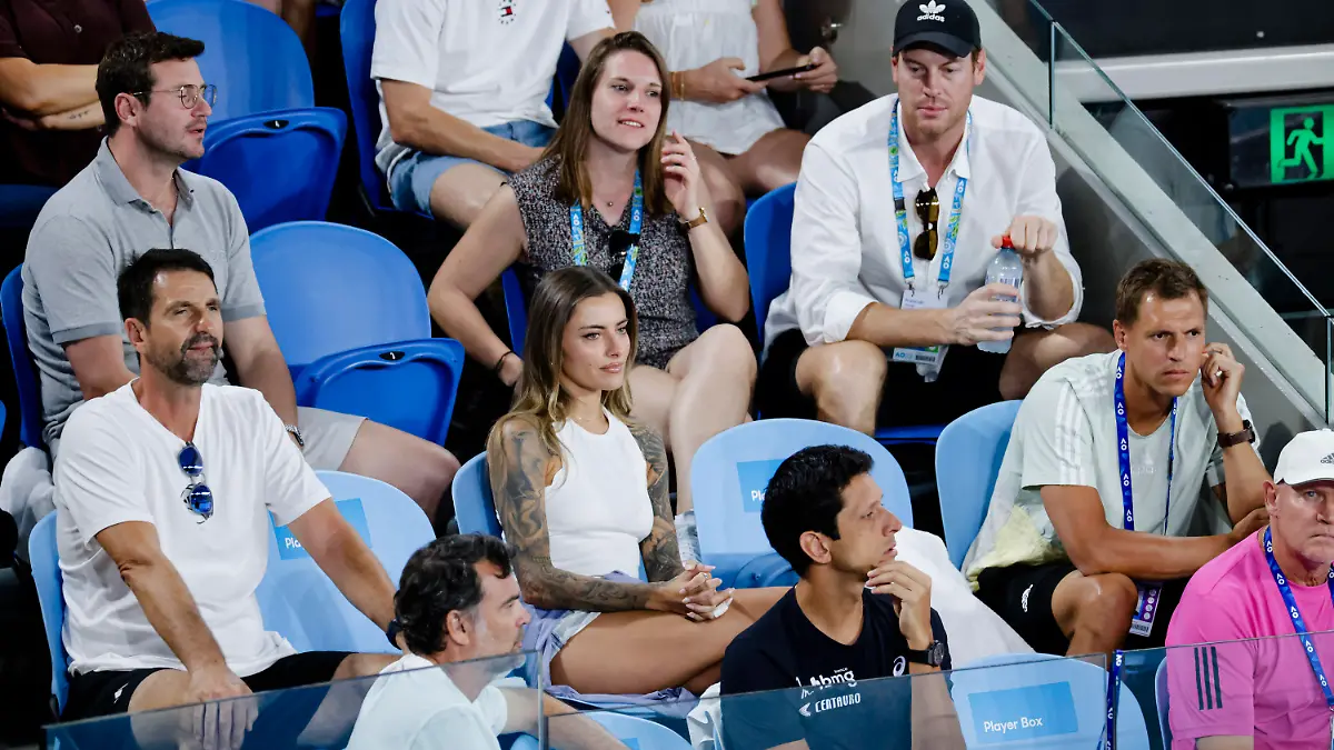 17.01.2023, Australien, Melbourne: Tennis: Grand Slam - Australian Open, Einzel, 1. Runde, Einzel, Varillas (Peru) - Zverev (Deutschland). Manager Sergej Bubka jr. (hintere Reihe l-r), Adidas-Vertreterin Anne Lambert, Adidas-Vertreter Francois Naude, Physiotherapeut Hugo Gravil (mittlere Reihe l-r), Sophia Thomalla, Trainer Mikhail Ledovskikh, Trainer Sergi Bruguera (untere Reihe l-r), Marcello Melo und Alexander Zverev sr. sitzen in der Box von Alexander Zverev. Foto: Frank Molter/dpa +++ dpa-Bildfunk +++
