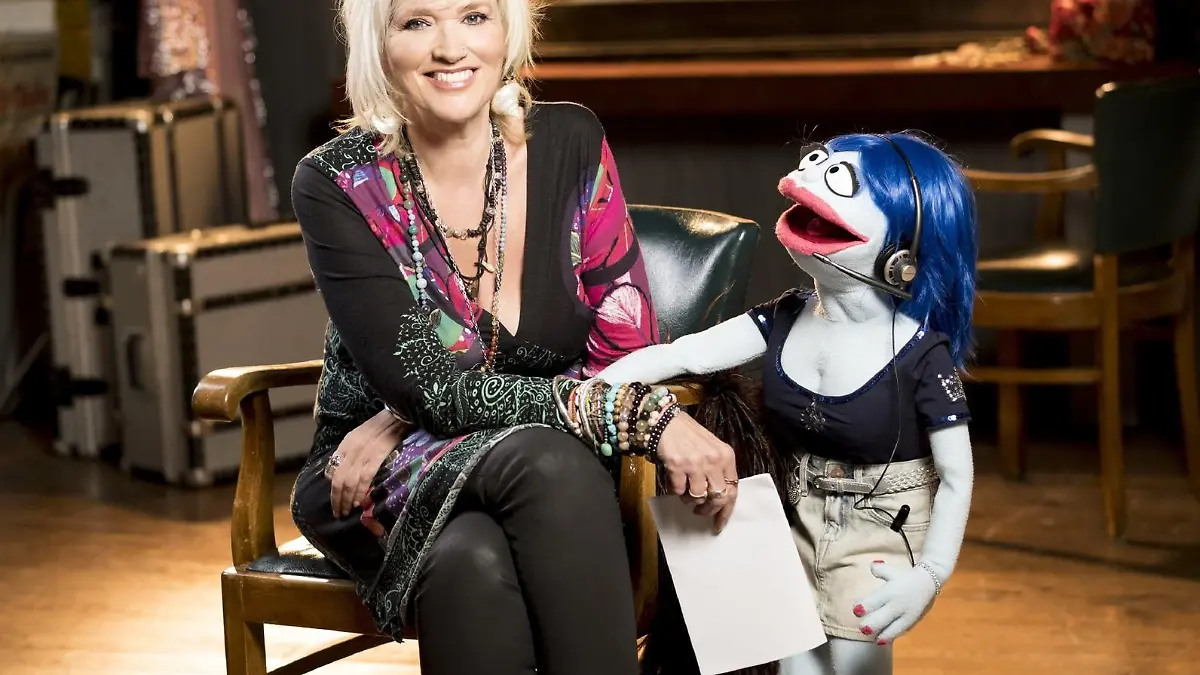 Jetzt lassen wir die Puppen tanzen! Ab Freitag, 29. Januar 2016, 20.15 Uhr, präsentiert RTL drei Ausgaben der neuen Castingshow "Die Puppenstars". Neben Max Giermann und Martin Reinl wird Gaby Köster in der Jury über den Einzug der Kandidaten ins Finale entscheiden. Auch dabei ist Miss Izzy (r.), eine vorlaute, aber liebenswerte Puppe, die eigentlich als Aufnahmeleiterin eingestellt wurde, aber selbst der Meinung ist, sie gehöre auf die Showbühne.