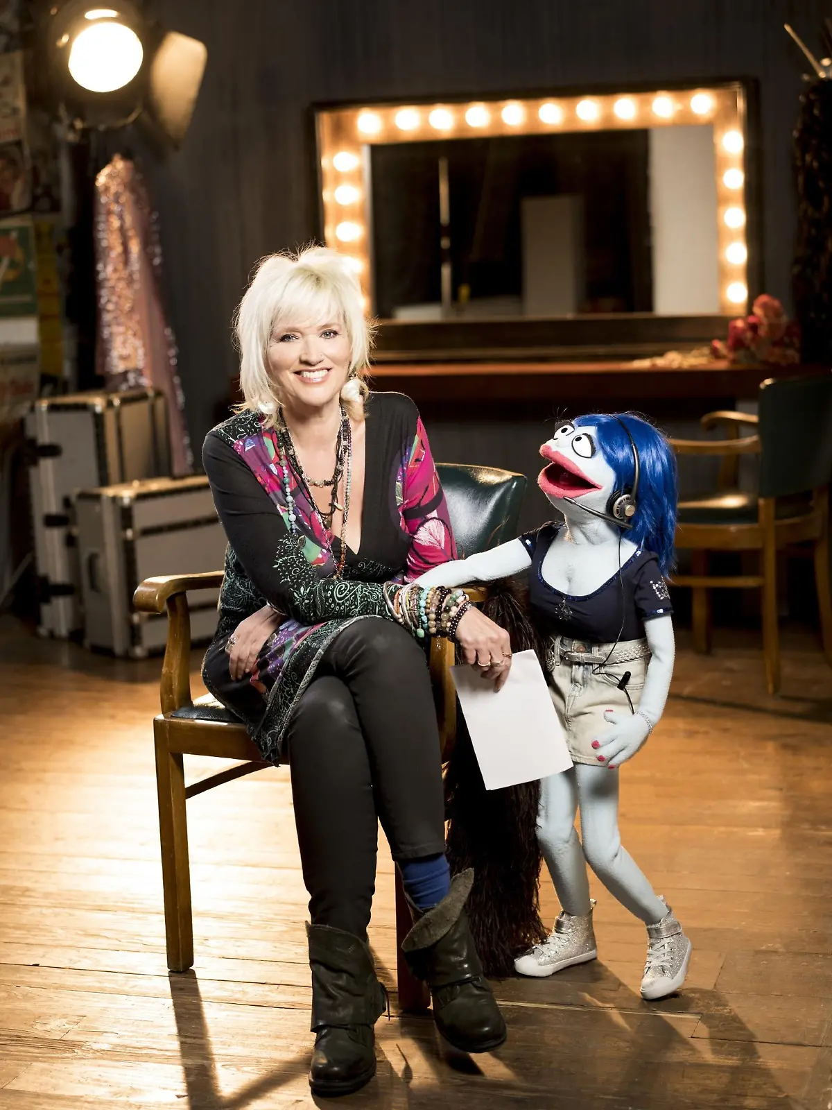 Jetzt lassen wir die Puppen tanzen! Ab Freitag, 29. Januar 2016, 20.15 Uhr, präsentiert RTL drei Ausgaben der neuen Castingshow "Die Puppenstars". Neben Max Giermann und Martin Reinl wird Gaby Köster in der Jury über den Einzug der Kandidaten ins Finale entscheiden. Auch dabei ist Miss Izzy (r.), eine vorlaute, aber liebenswerte Puppe, die eigentlich als Aufnahmeleiterin eingestellt wurde, aber selbst der Meinung ist, sie gehöre auf die Showbühne.