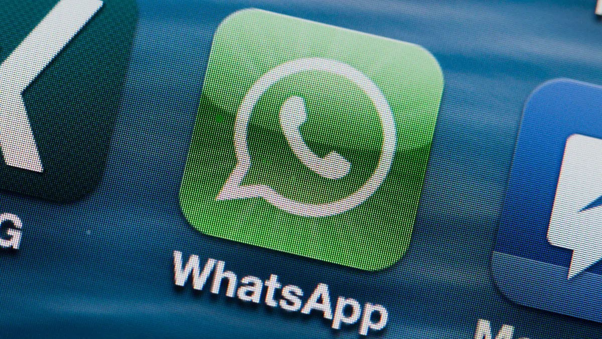 ARCHIV - ILLUSTRATION - Auf dem Display eines iPhones ist am 12.04.2013 in Schwerin (Mecklenburg-Vorpommern) das App-Logo von WhatsApp zu sehen. Foto: Jens Büttner/dpa (zu dpa "WhatsApp muss Kleingedrucktes auf Deutsch anbieten" vom 27.05.2014) +++(c) dpa - Bildfunk+++