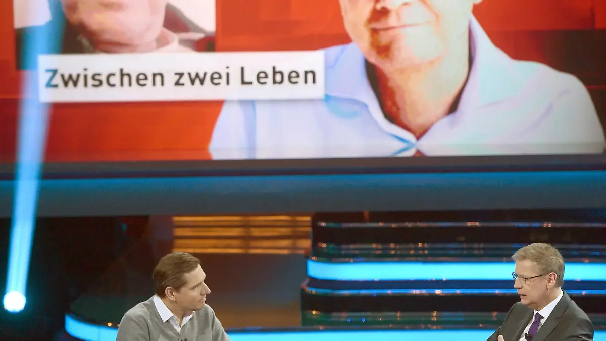 Der Manager Michael Mronz (l) unterhält sich mit dem Moderator Günther Jauch während des RTL-Jahresrückblicks ?2015! Menschen, Bilder, Emotionen? in Hürth (Nordrhein-Westfalen). Foto: Henning Kaiser/dpa (zu dpa Jauch-Jahresrückblick ohne Westerwelle vom 07.12.2015) +++(c) dpa - Bildfunk+++