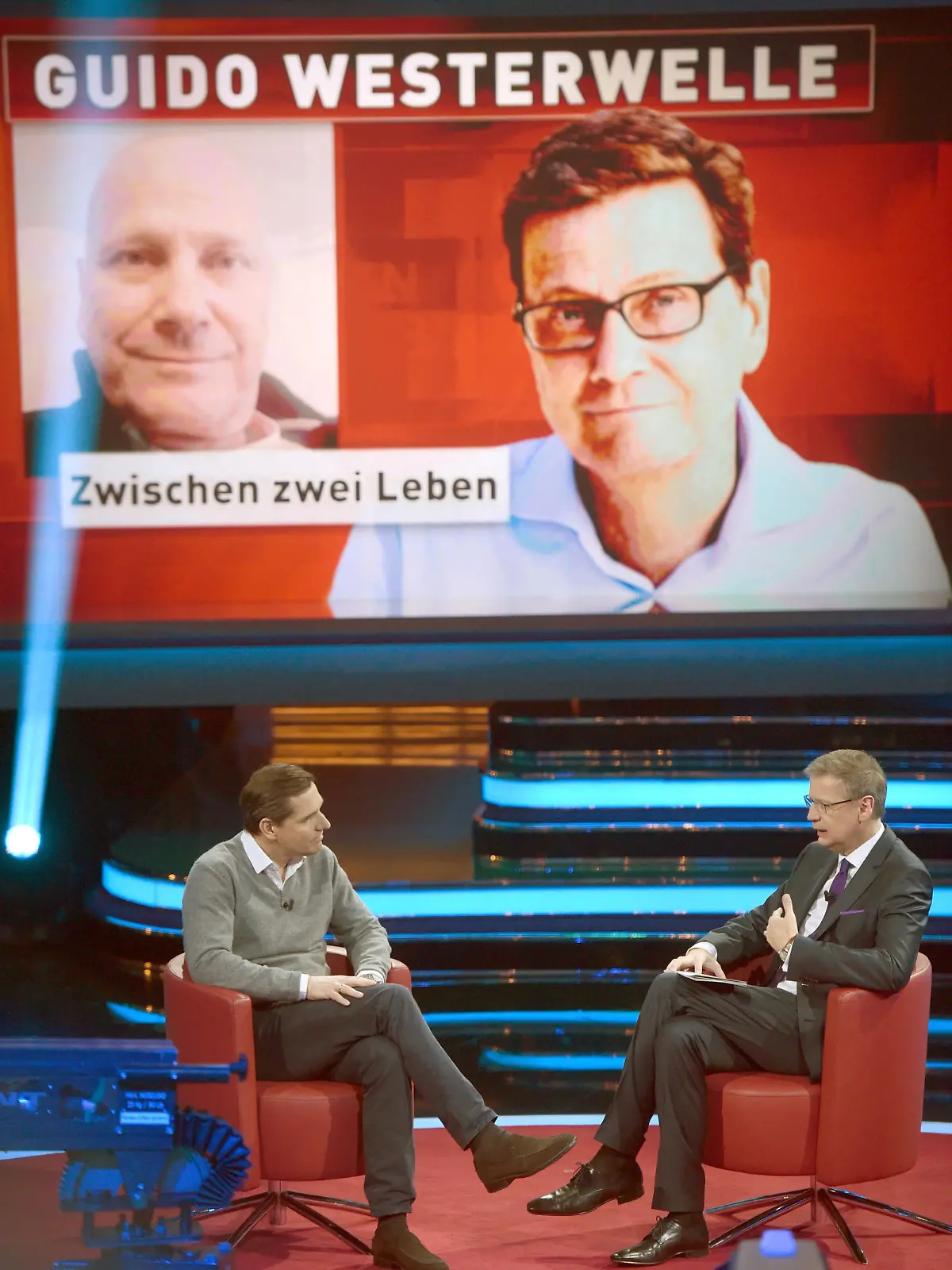Der Manager Michael Mronz (l) unterhält sich mit dem Moderator Günther Jauch während des RTL-Jahresrückblicks ?2015! Menschen, Bilder, Emotionen? in Hürth (Nordrhein-Westfalen). Foto: Henning Kaiser/dpa (zu dpa Jauch-Jahresrückblick ohne Westerwelle vom 07.12.2015) +++(c) dpa - Bildfunk+++