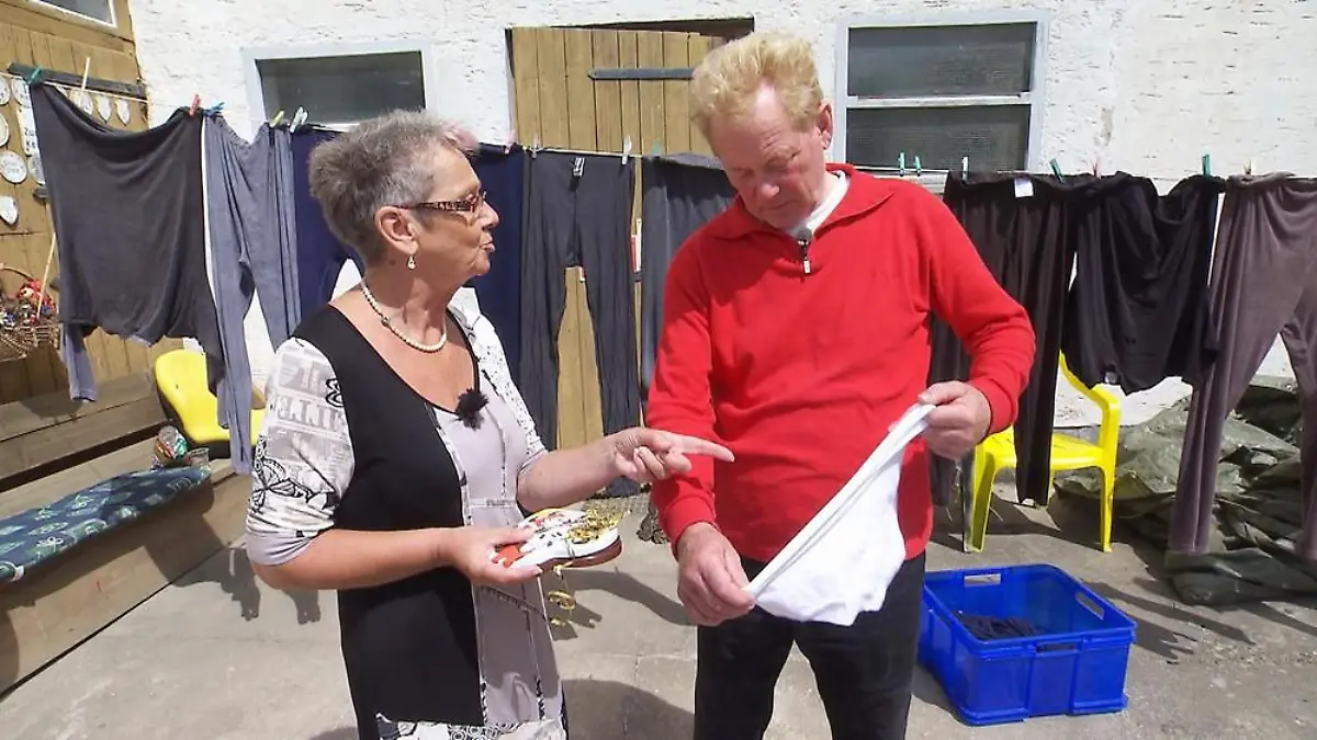 Schlüpfriges Geschenk: Beate überrascht Gregor zum Abschied mit einer Unterhose