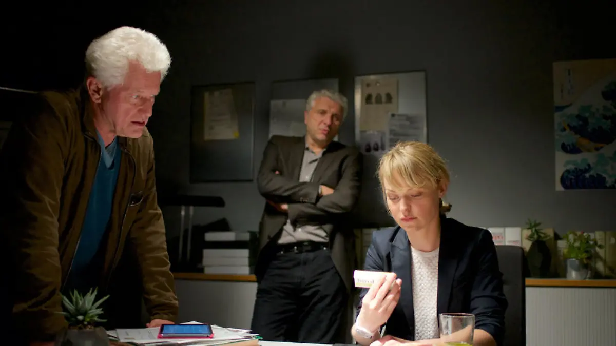 Franz Leitmayr (Udo Wachtveitl, Mitte), Ivo Batic (Miroslav Nemec) und Christine Lerch (Lisa Wagner) ermitteln in München