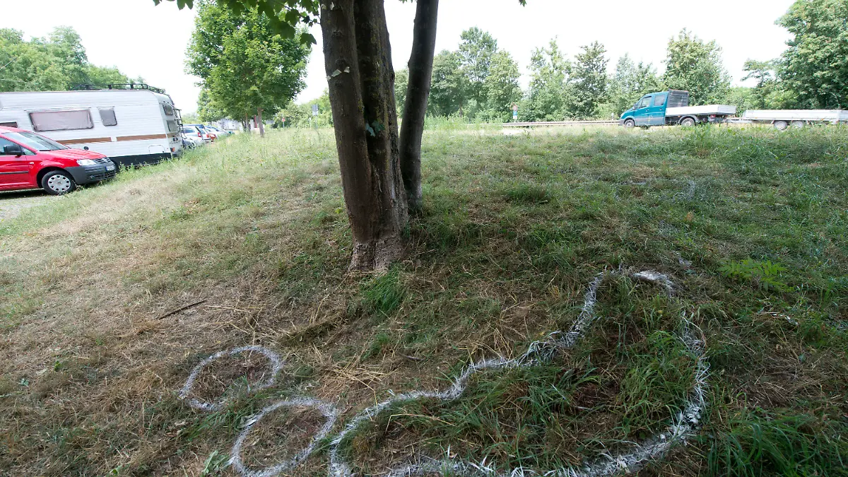 ARCHIV - Die Umrisse des Opfers eines Tötungsdelikts sind am 20.06.2014 bei Neuenburg (Baden-Württemberg) an einem Pendlerparkplatz zu sehen. Foto: Patrick Seeger/dpa (zu dpa «Prozess um Lynchmord am Oberrhein» vom 04.12.2015) +++(c) dpa - Bildfunk+++