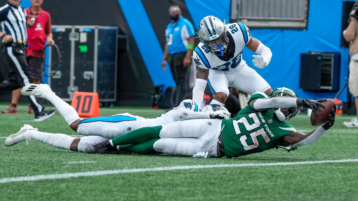 NFL, American Football Herren, USA Preseason-New York Jets at Carolina Panthers Aug 12, 2023 Charlotte, North Carolina, USA Carolina Panthers cornerback Keith Taylor Jr. 28 and cornerback Herb Miller 36 try to stop New York Jets running back Israel Abanikanda 25 from scoring but hes short of the goal during the second quarter at Bank of America Stadium. Charlotte Bank of America Stadium North Carolina USA, EDITORIAL USE ONLY PUBLICATIONxINxGERxSUIxAUTxONLY Copyright: xJimxDedmonx 20230812_ams_db2_0243