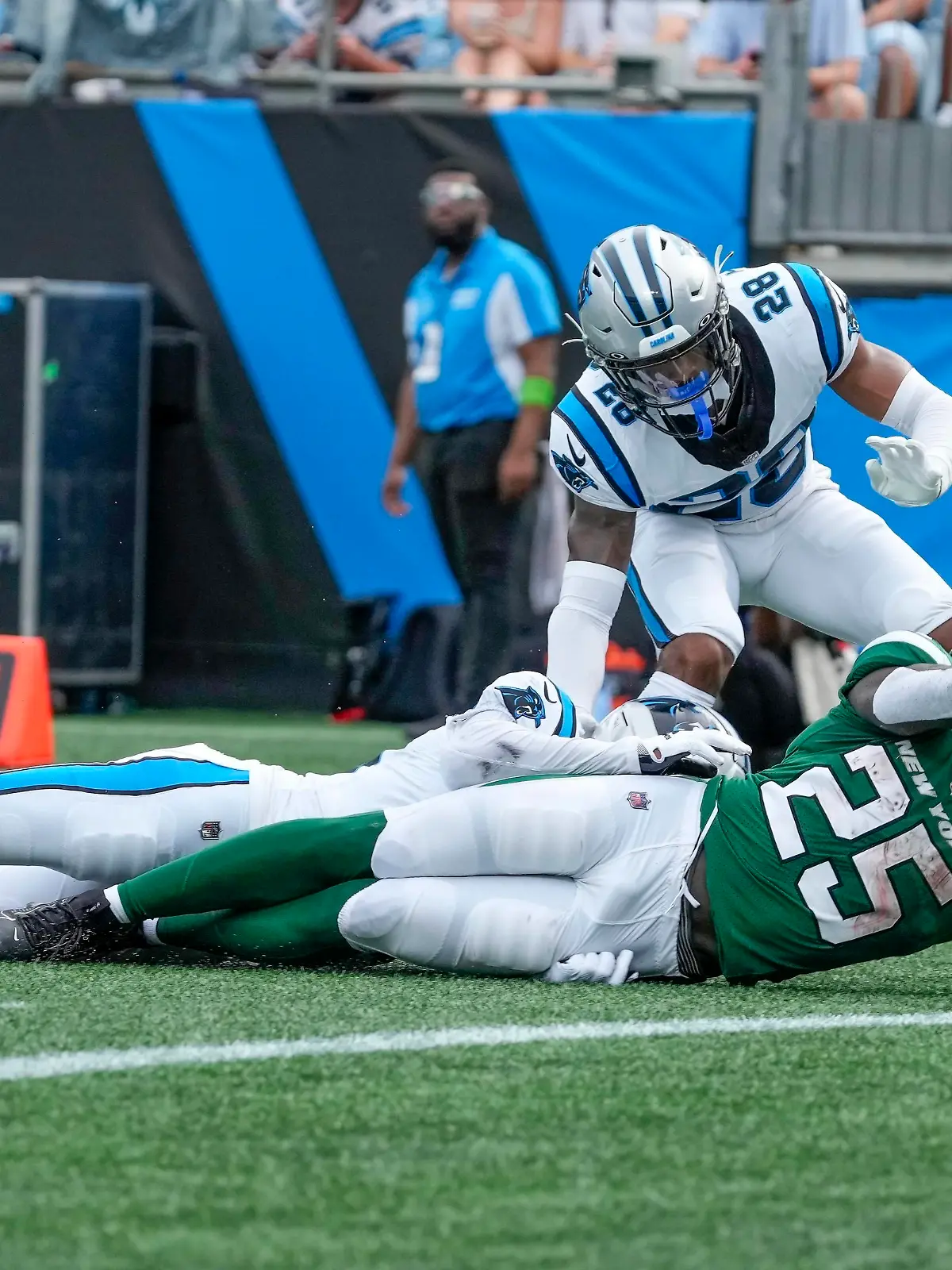 NFL, American Football Herren, USA Preseason-New York Jets at Carolina Panthers Aug 12, 2023 Charlotte, North Carolina, USA Carolina Panthers cornerback Keith Taylor Jr. 28 and cornerback Herb Miller 36 try to stop New York Jets running back Israel Abanikanda 25 from scoring but hes short of the goal during the second quarter at Bank of America Stadium. Charlotte Bank of America Stadium North Carolina USA, EDITORIAL USE ONLY PUBLICATIONxINxGERxSUIxAUTxONLY Copyright: xJimxDedmonx 20230812_ams_db2_0243