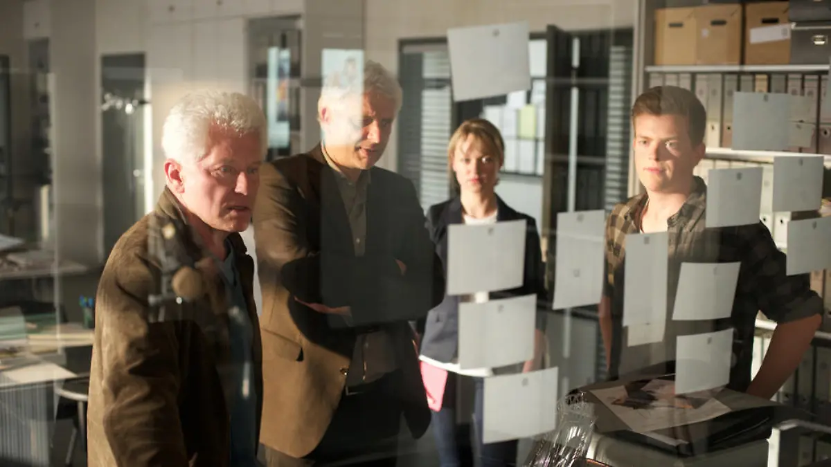 Ivo Batic (Miroslav Nemec) und Franz Leitmayr (Udo Wachtveitl) mit Christine Lerch (Lisa Wagner) und Kalli (Ferdinand Hofer) im Kommissariat
