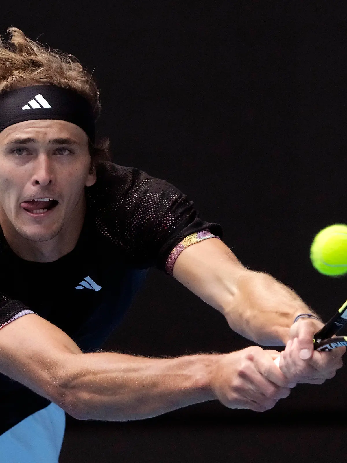19.01.2023, Australien, Melbourne: Tennis: Grand Slam - Australian Open, Einzel, Herren, 2. Runde, Mmoh (USA) - Zverev (Deutschland): Alexander Zverev in Aktion. Foto: Ng Han Guan/AP/dpa +++ dpa-Bildfunk +++