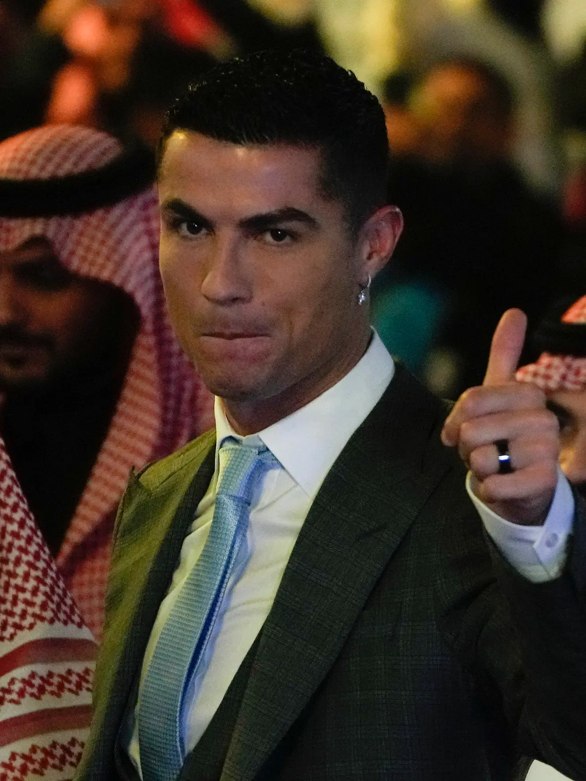 03.01.2023, Saudi-Arabien, Riad: Cristiano Ronaldo, portugiesischer Fußballstar, reagiert während seiner offiziellen Vorstellung als neues Mitglied des Fußballclubs Al Nassr. Ronaldo schloss einen lukrativen Wechsel zum saudi-arabischen Klub Al Nassr ab. Foto: Amr Nabil/AP/dpa +++ dpa-Bildfunk +++